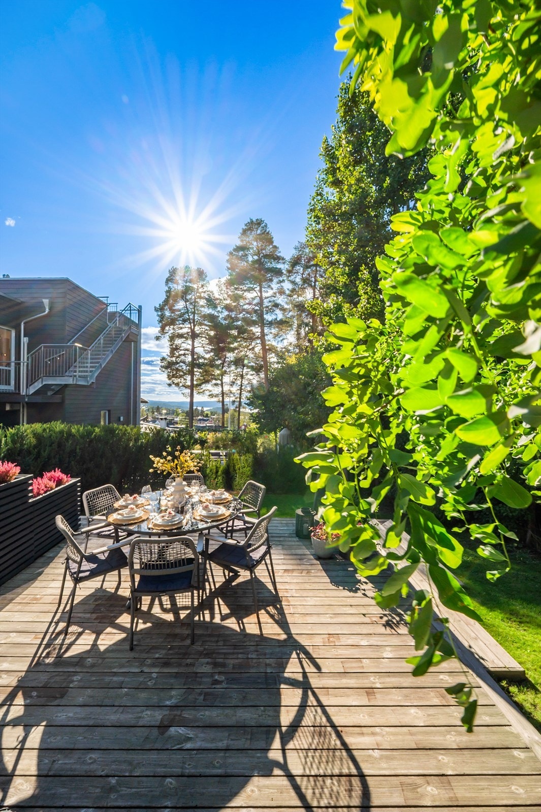 Med sin vestvendte orientering er hagen og markterrassen svært solrik. Galleribilde