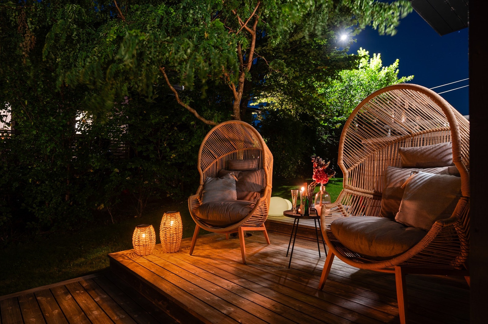 Utebelysning og levende lys skaper en god atmosfære. Galleribilde