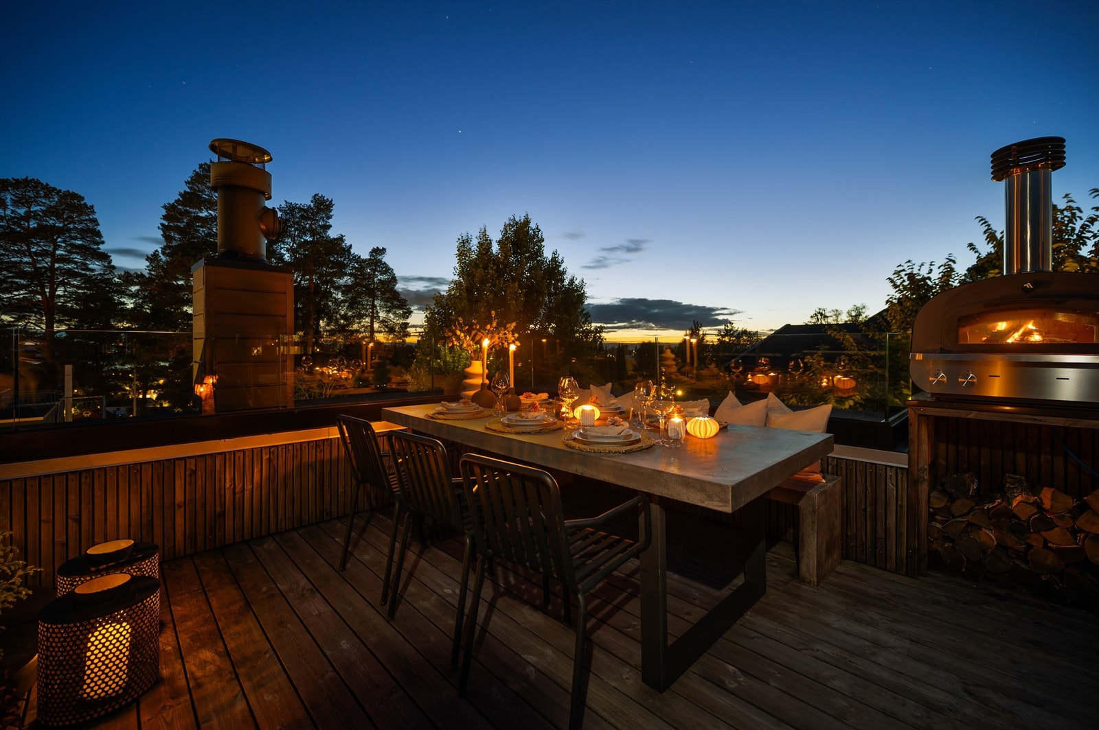 En stemningsfull kveld på takterrassen med utsikt over området. Galleribilde