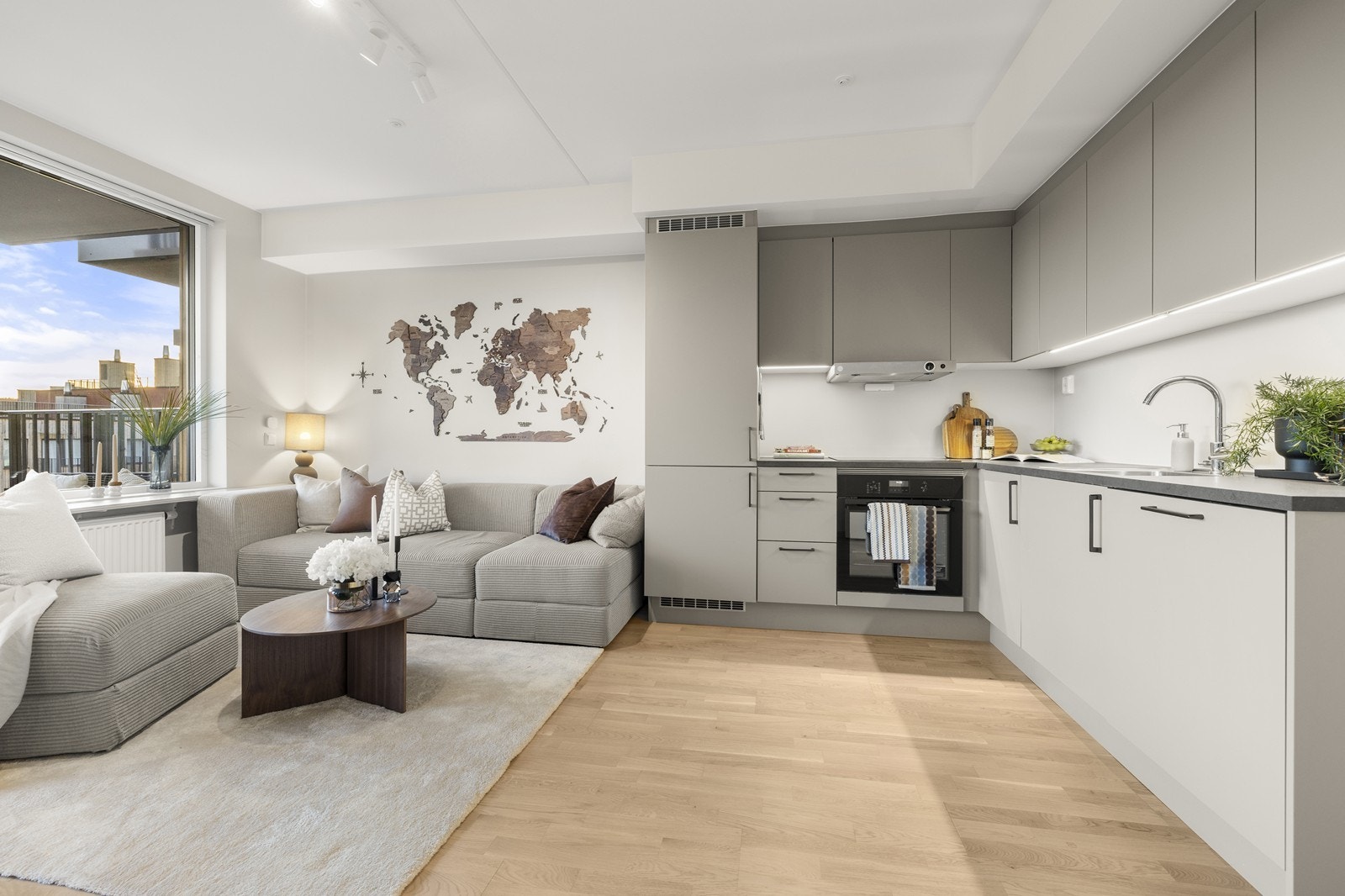 Moderne kjøkkeninnredning fra HTH med slette fronter og en slitesterk laminatbenkeplate. Galleribilde