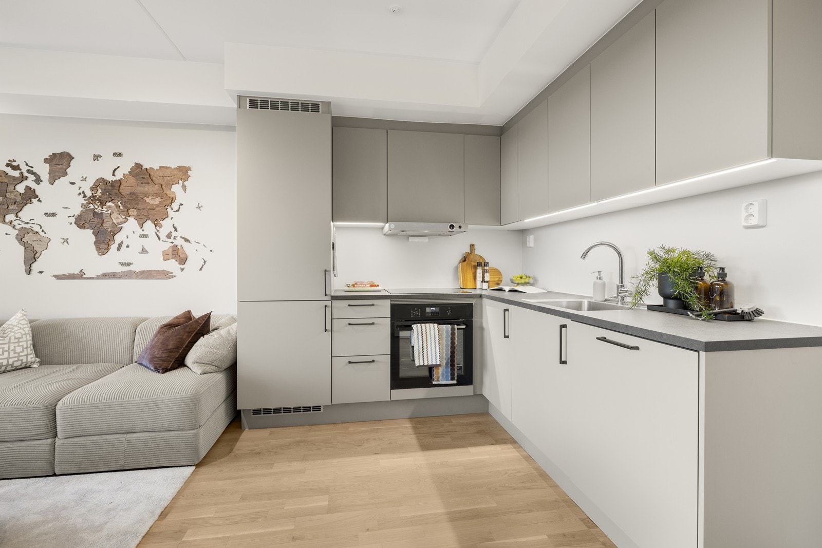 Kjøkkenet er utstyrt med lekkasjesikring med stengeventil og har god arbeidsbelysning. Galleribilde