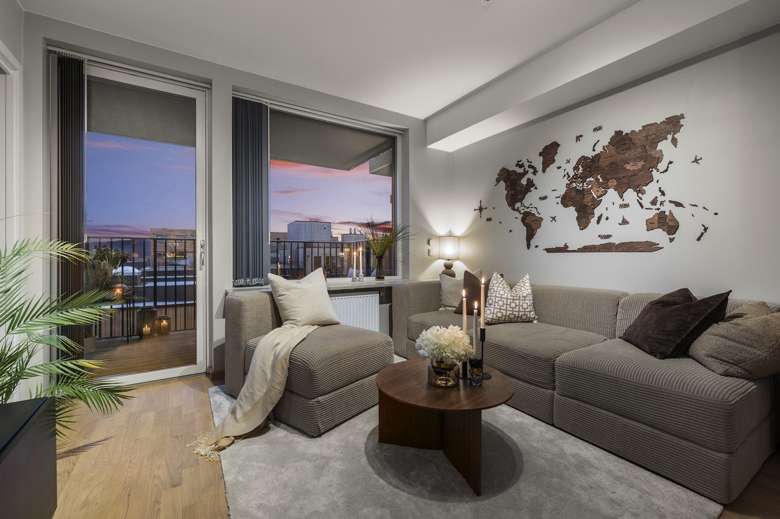 Stuen oppvarmes effektivt med en veggmontert varmtvannsradiator tilknyttet fjernvarme. Galleribilde