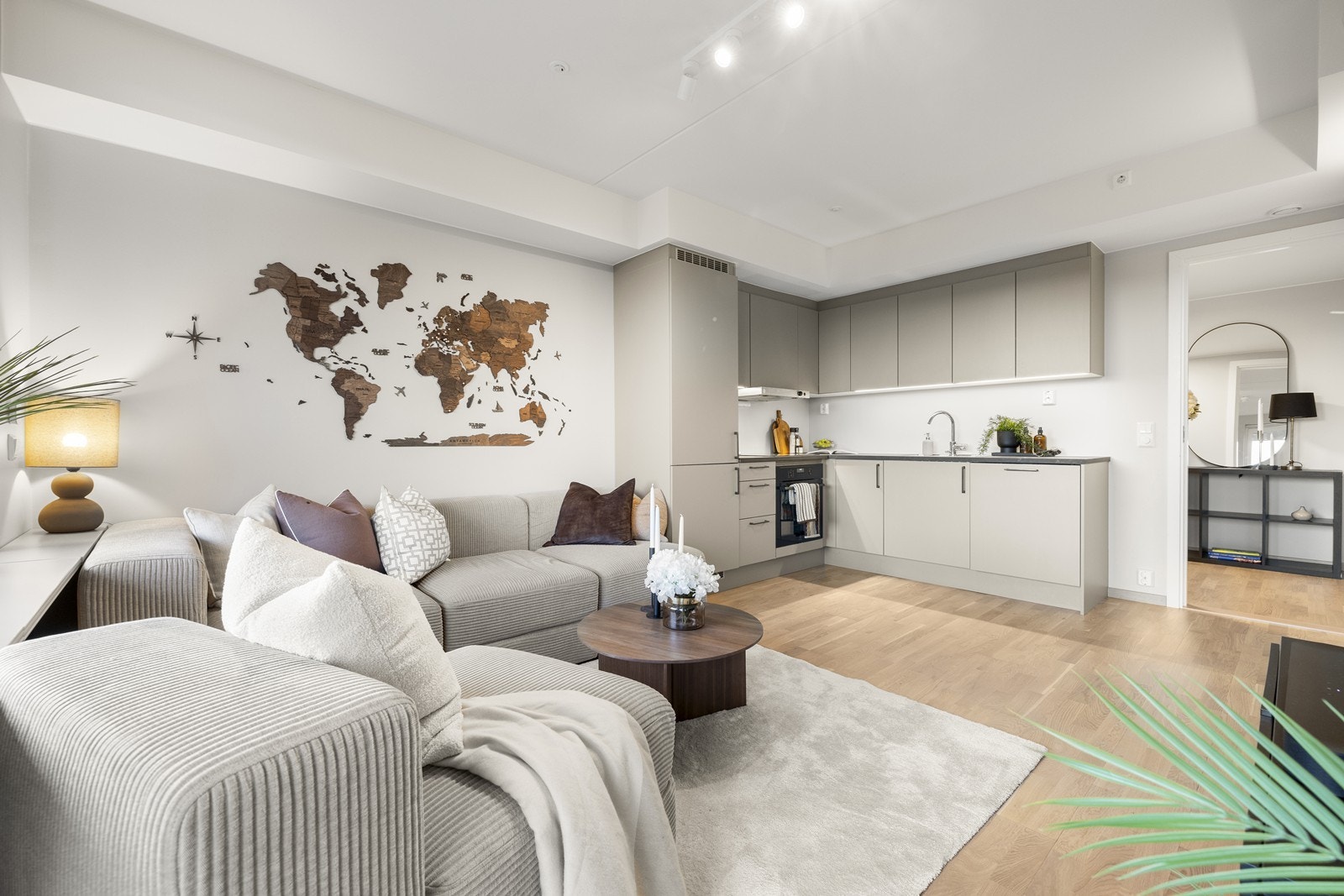 Alle hvitevarer er integrerte, inkludert komfyr, avtrekksvifte, oppvaskmaskin, kjøleskap og frys. Galleribilde