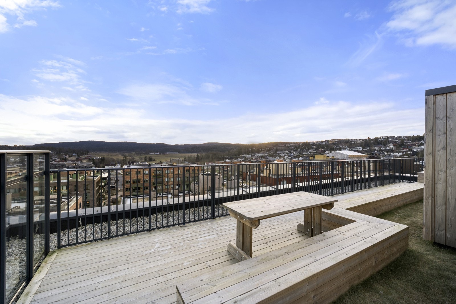 Leiligheten har en stor takterrasse som kan benyttes av beboerne med gode solforhold. Galleribilde