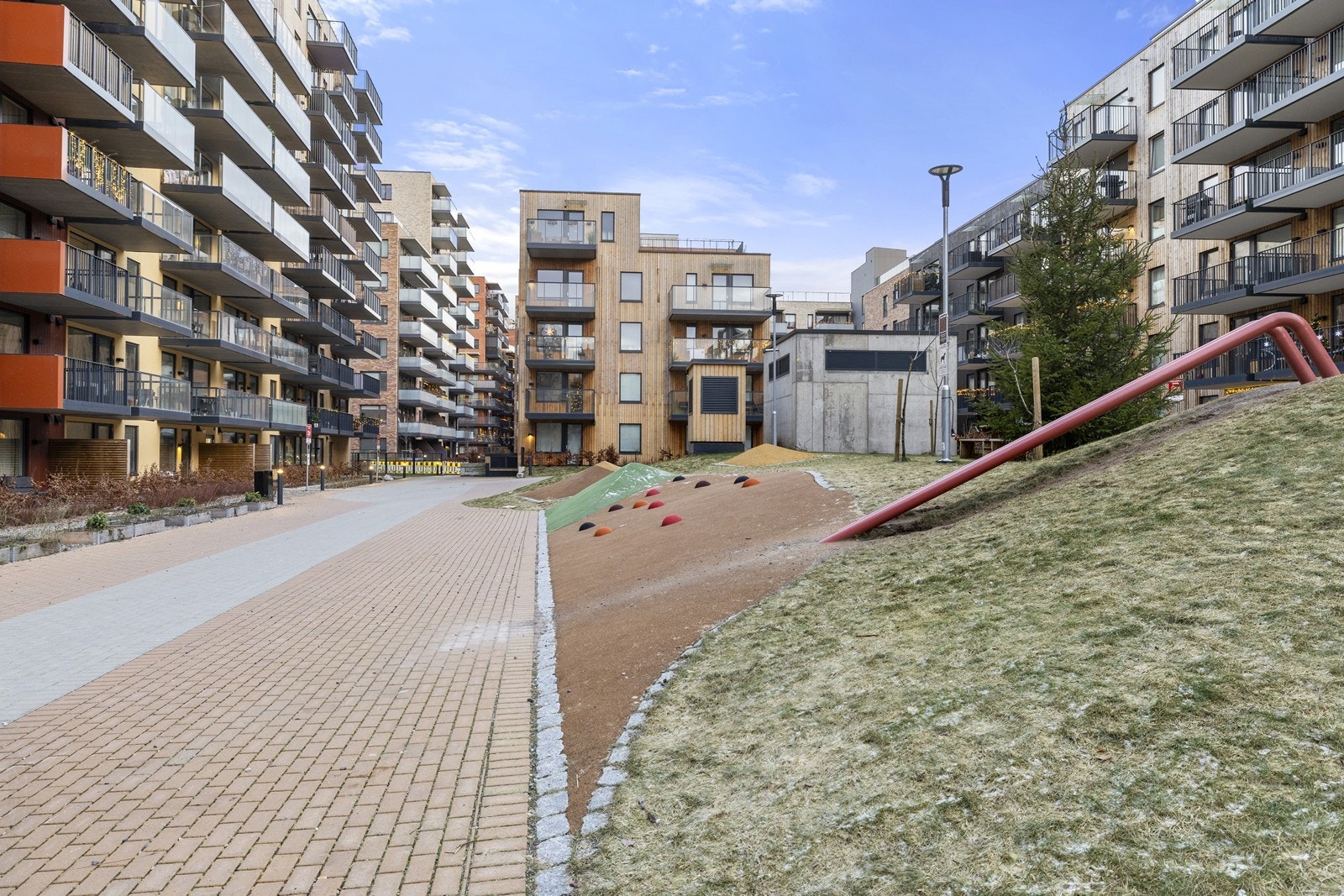 Leiligheten har en sentral og attraktiv beliggenhet på Lørenskog/Finstad. Med kort vei til barnehager, barneskole, ungdomsskole og videregående er dette en ideell beliggenhet for familier med barn i alle aldre. Galleribilde