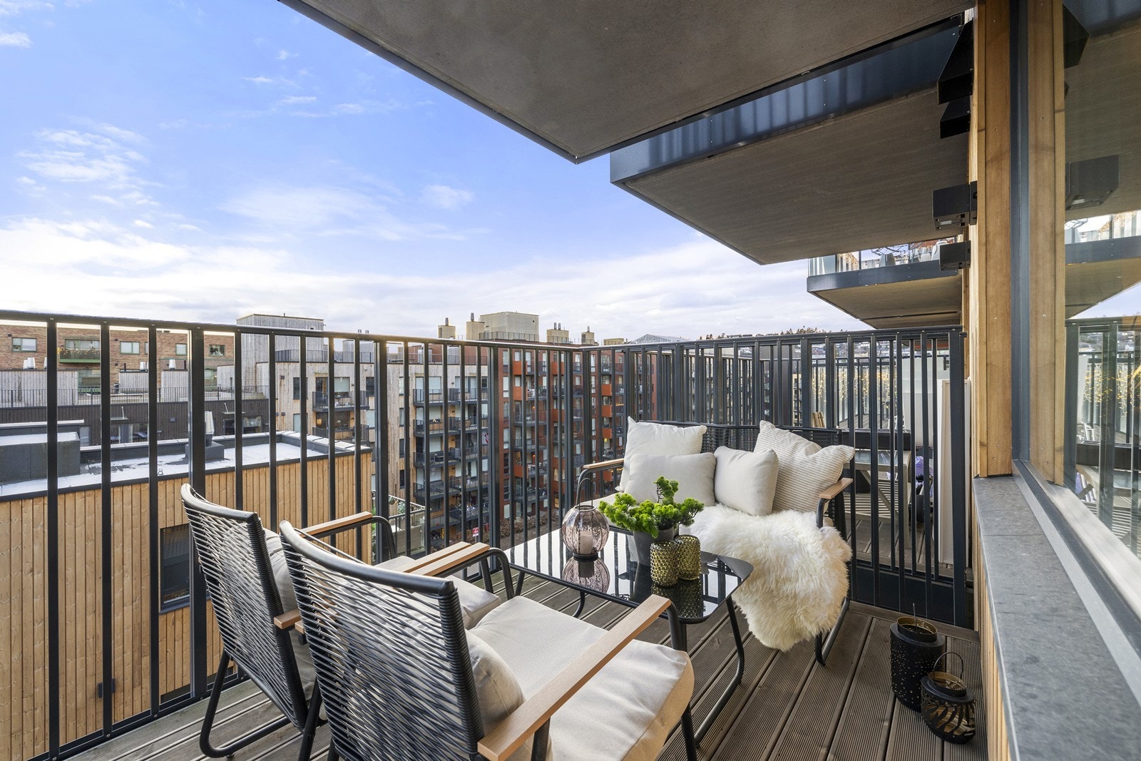 Fra leilighetens plassering i 7. etasje har man en åpen og luftig utsikt over nærområdet. Galleribilde