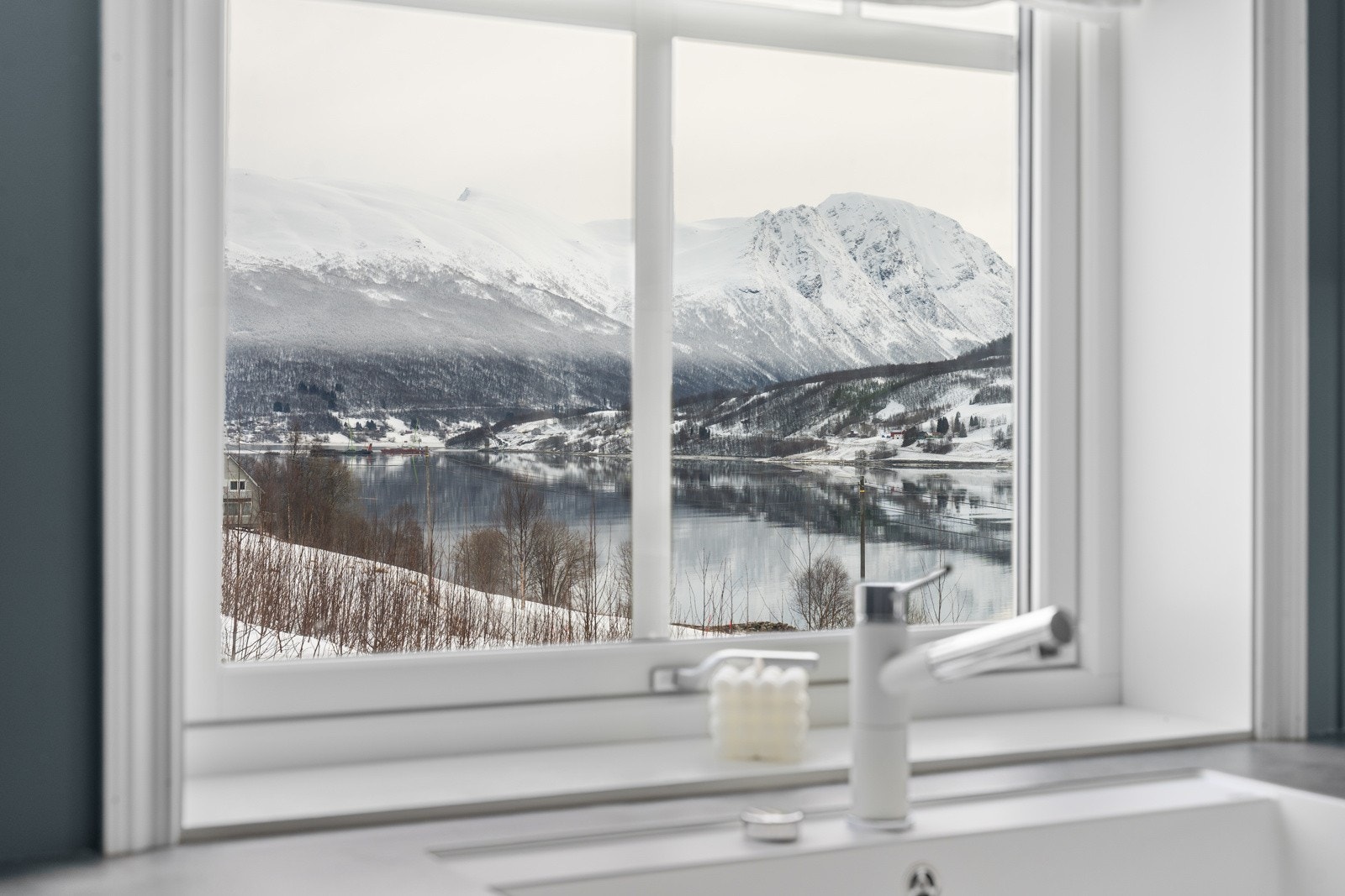 Fantastisk beliggenhet, stor enebolig med praktiske løsninger og godkjent utleie i sokkel.