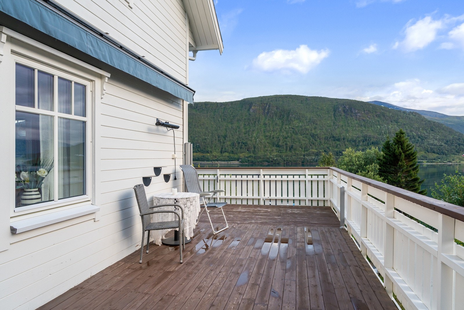 Veranda strekker seg rundt store deler av huset. Det er balkong i øverste etasje, og markterrasse i u.etg.