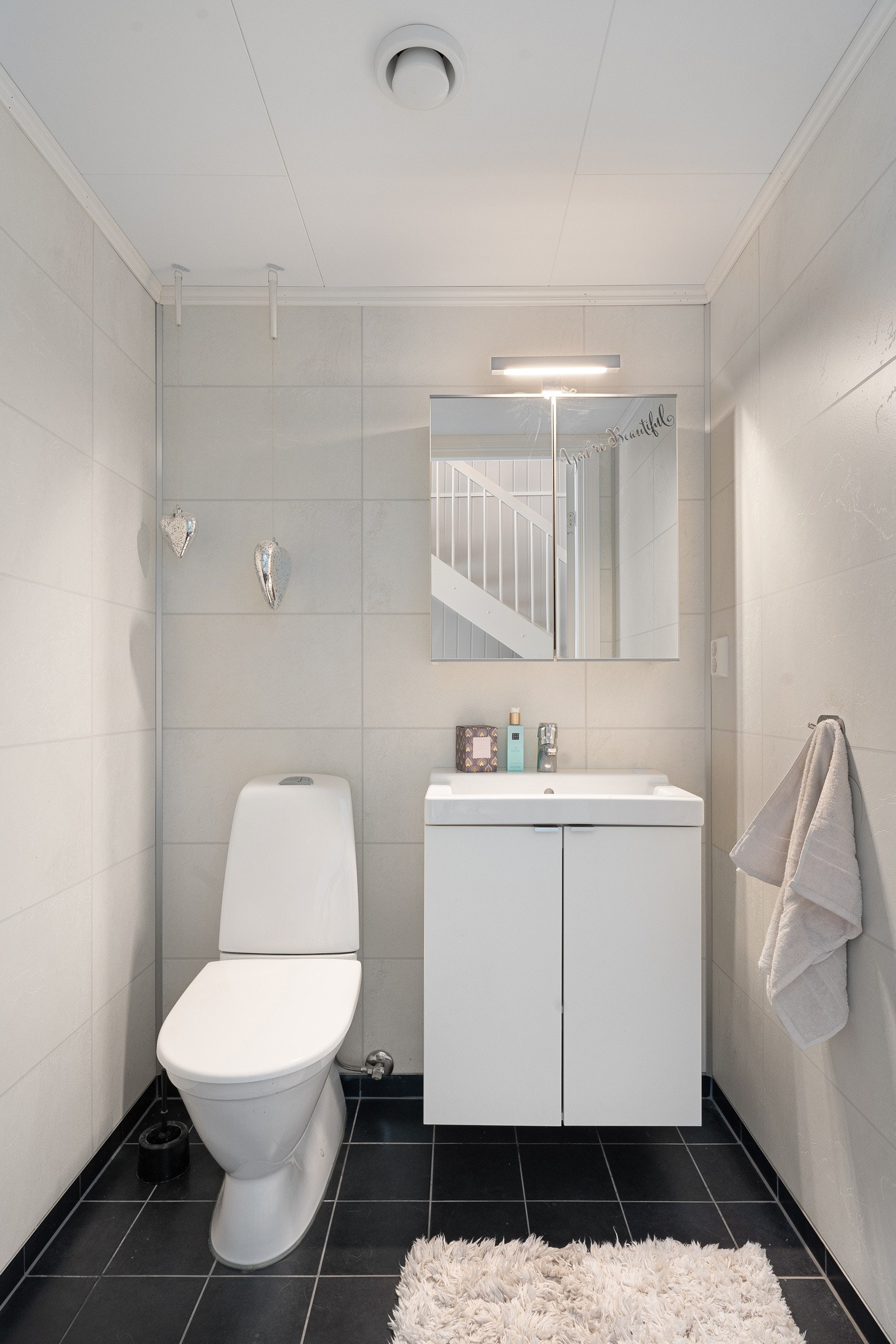 Eget toalettrom i nærheten av stue i hovedplan - perfekt for småbarnsfamilien!