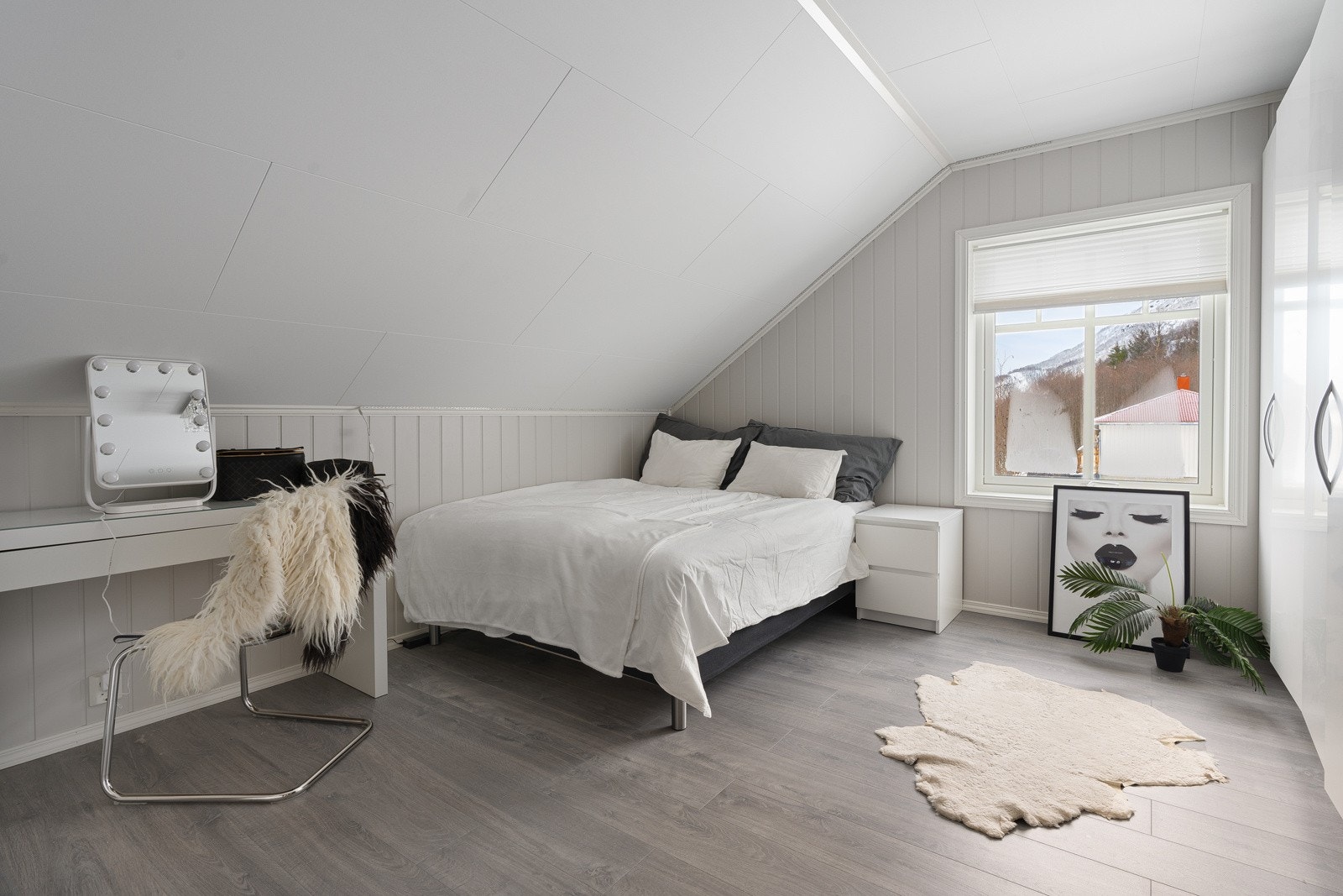 Romslig soverom med garderobeskap som sikrer godt med klesoppbevaring.