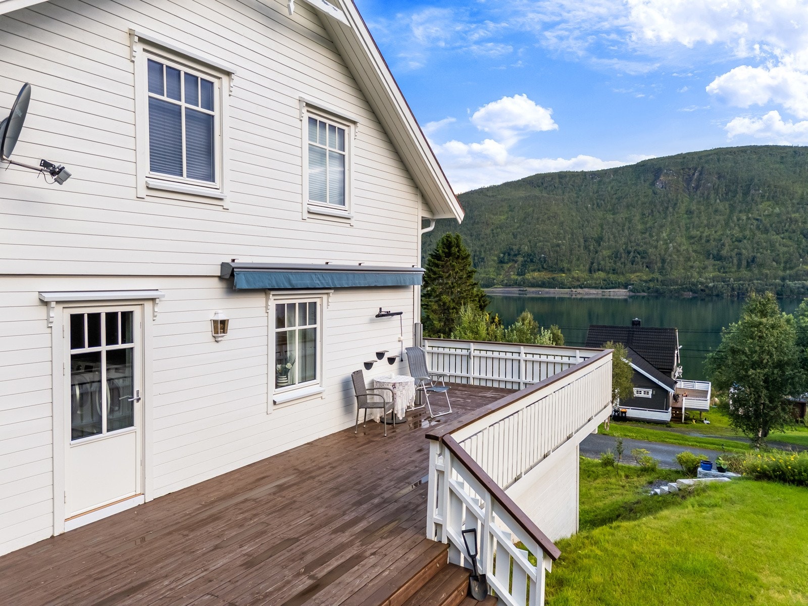 Enkel adkomst fra veranda til hage og direkte inngang til vaskerom og stue.