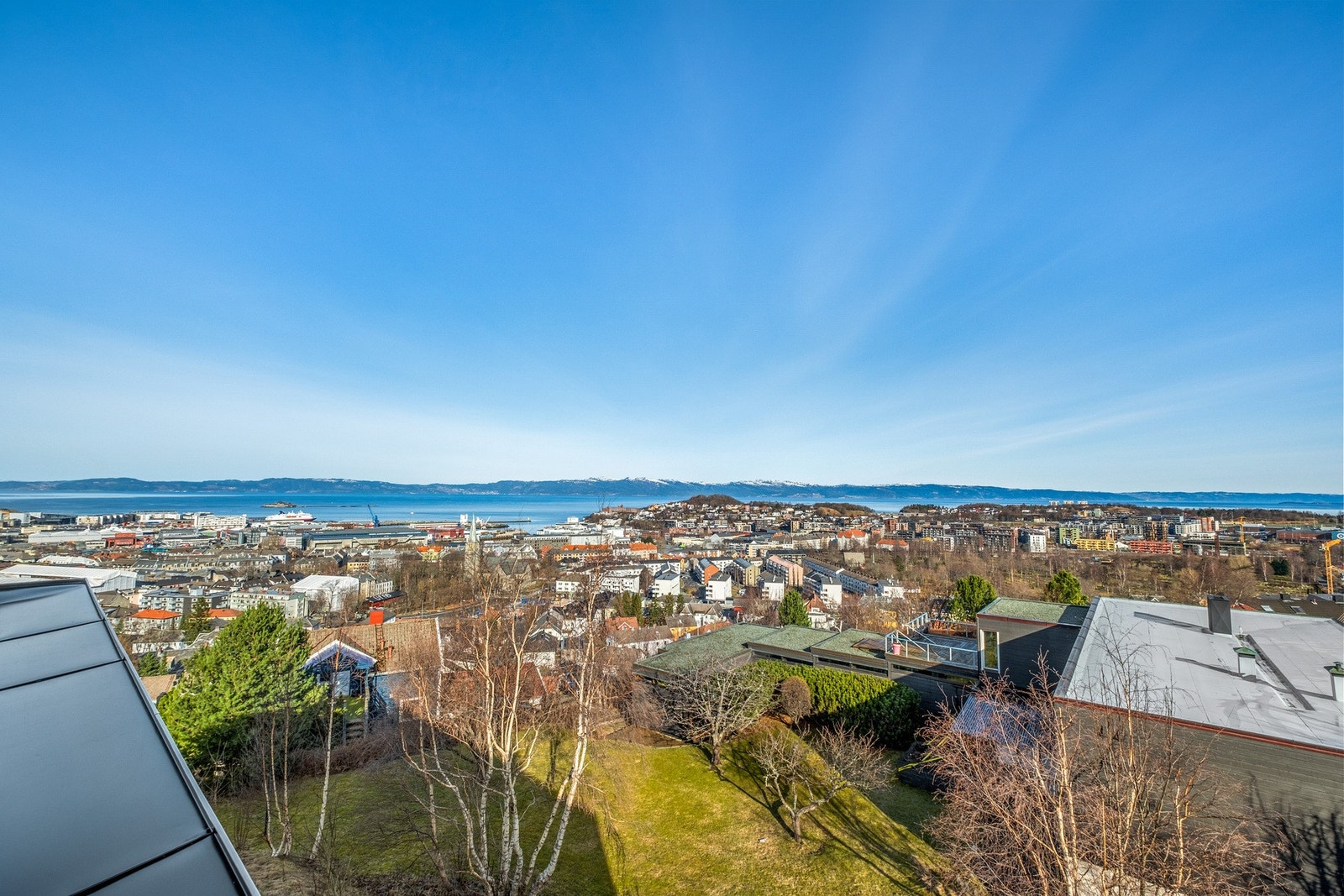 Eiendommen har en særdeles god beliggenhet på Kuhaugen med majestetisk utsikt over Trondheim by. Galleribilde