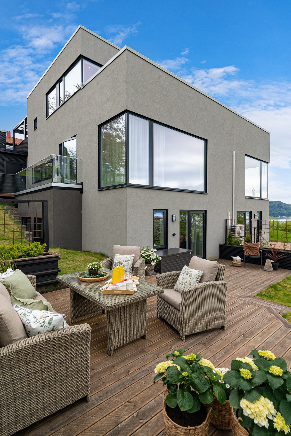 Her har man 2 terrasser med veldig god plass til ønsket utemøblement. Galleribilde