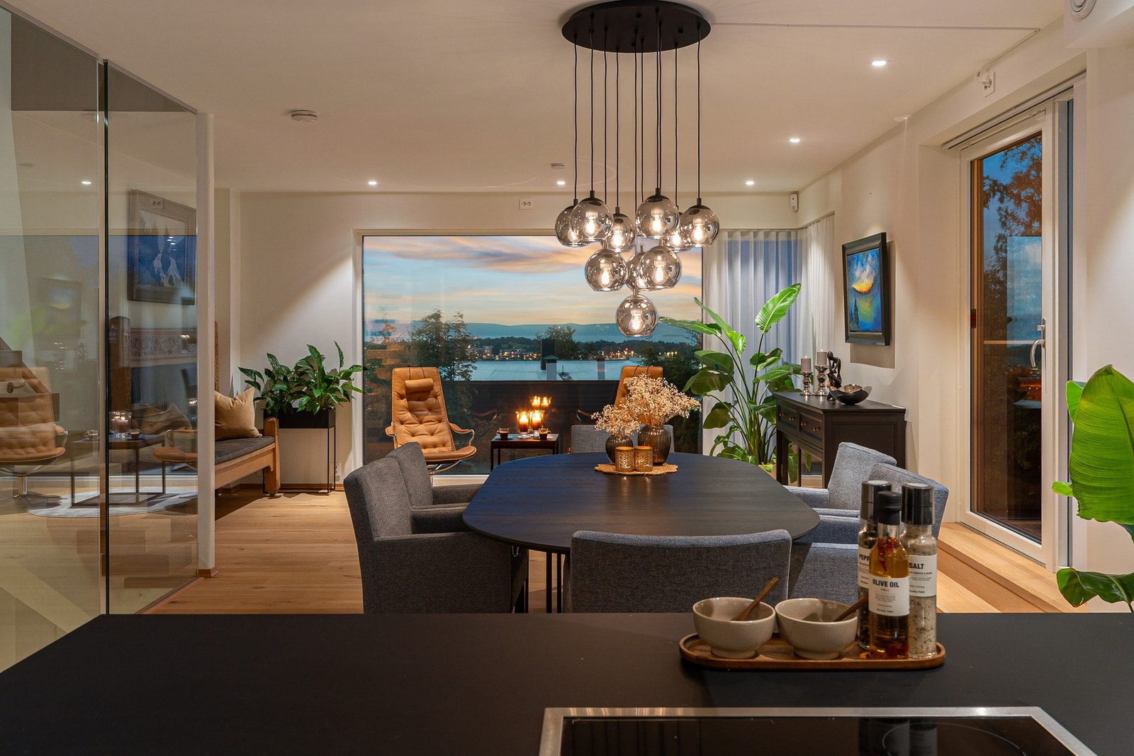 Man kan nyte den fantastiske utsikten fra kjøkkenet. Galleribilde