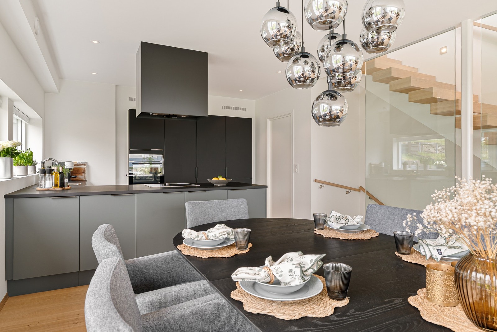 Spisegruppen finner sin naturlige plassering like ved kjøkken. Galleribilde