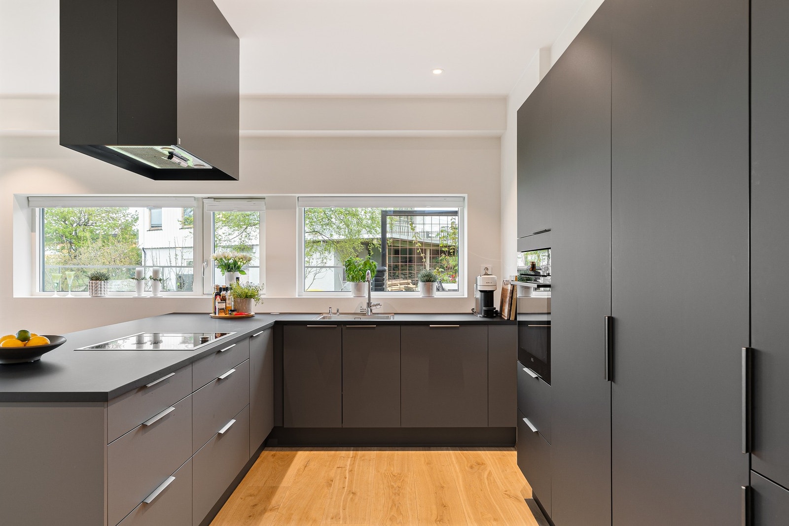 Stilig, solid og tidløst kvalitetskjøkken levert fra HTH. Galleribilde