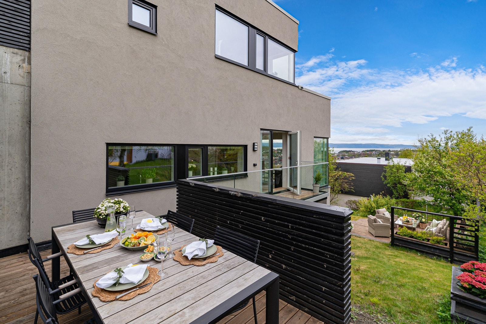 Boligens 3 etasjer har alle utgang til uteplass med storslagen fjordutsikt. Galleribilde