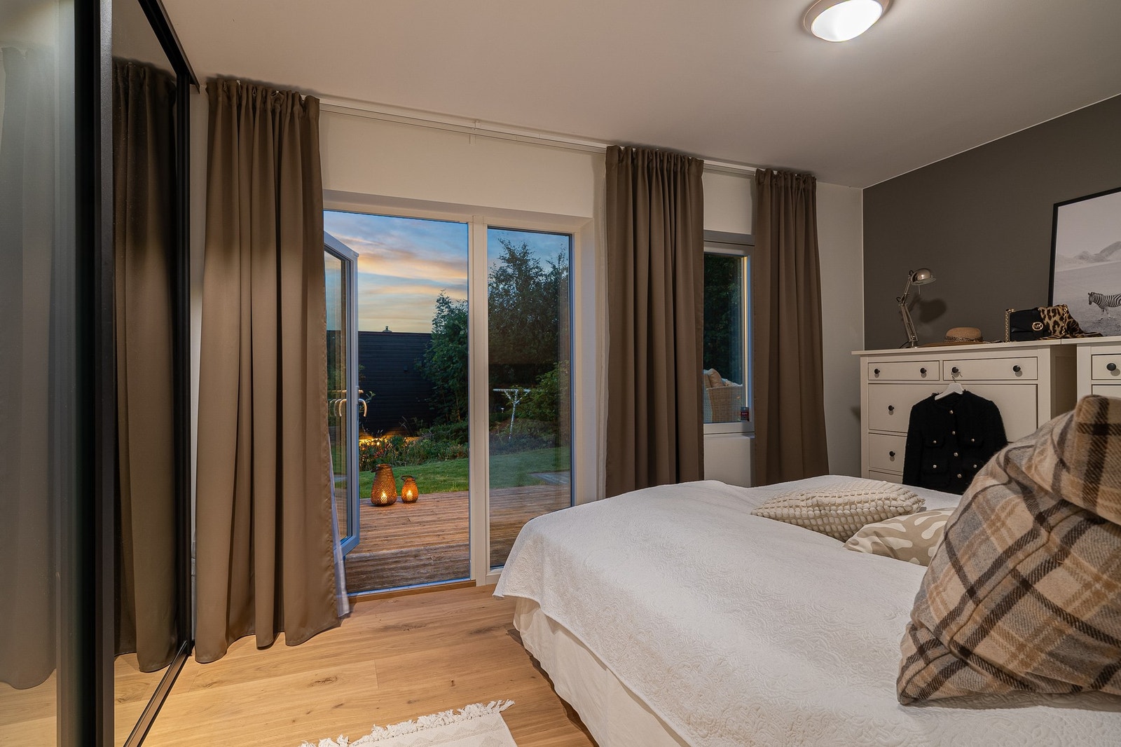 Hovedsoverom på 15 kvm med utgang privat markterrasse. Galleribilde