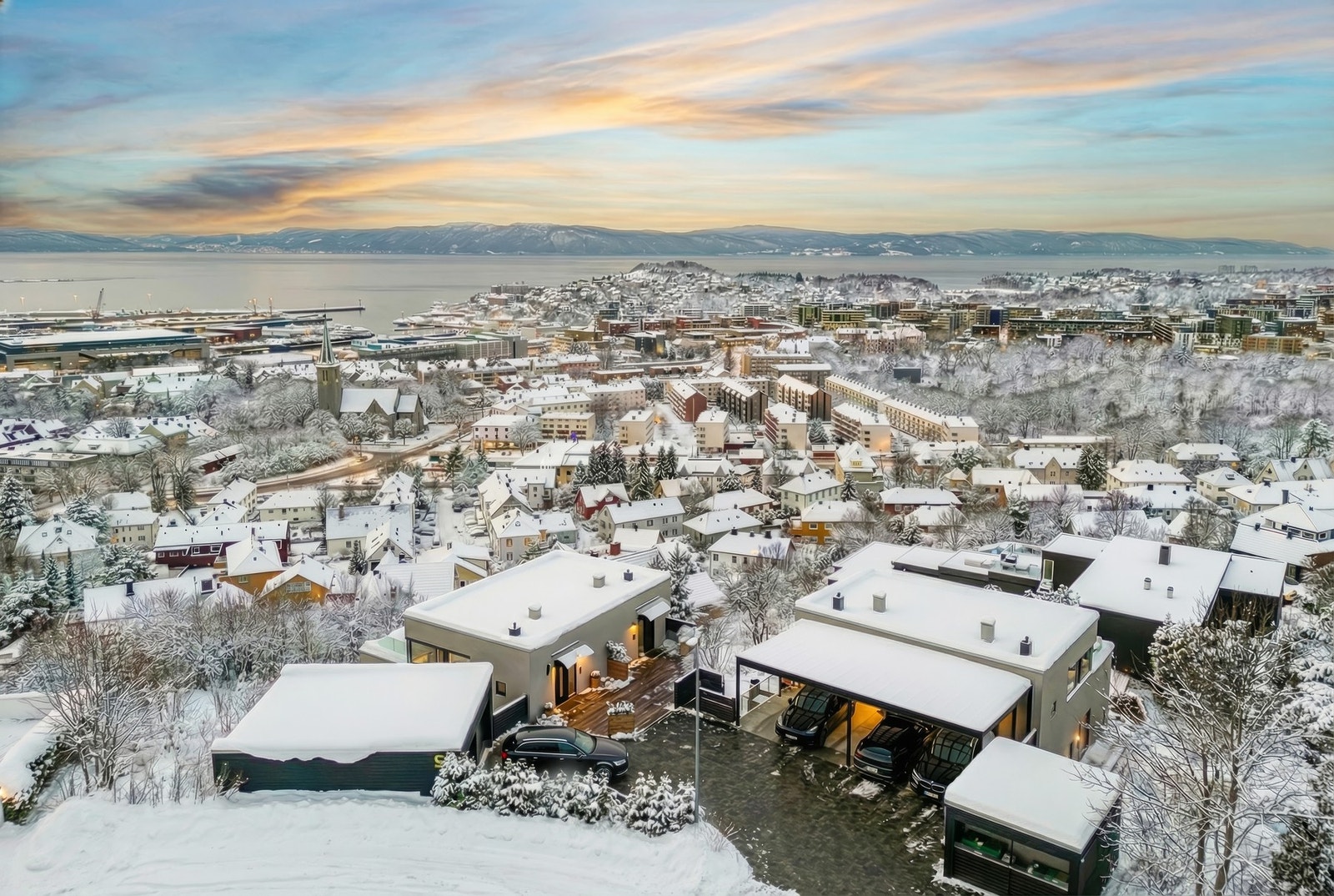 EiendomsMegler1 ved Marianne Vasiljevic har gleden av å ønske velkommen til en ekte funkisperle med eneboligkvaliteter i Skyåsvegen 52 D. Galleribilde