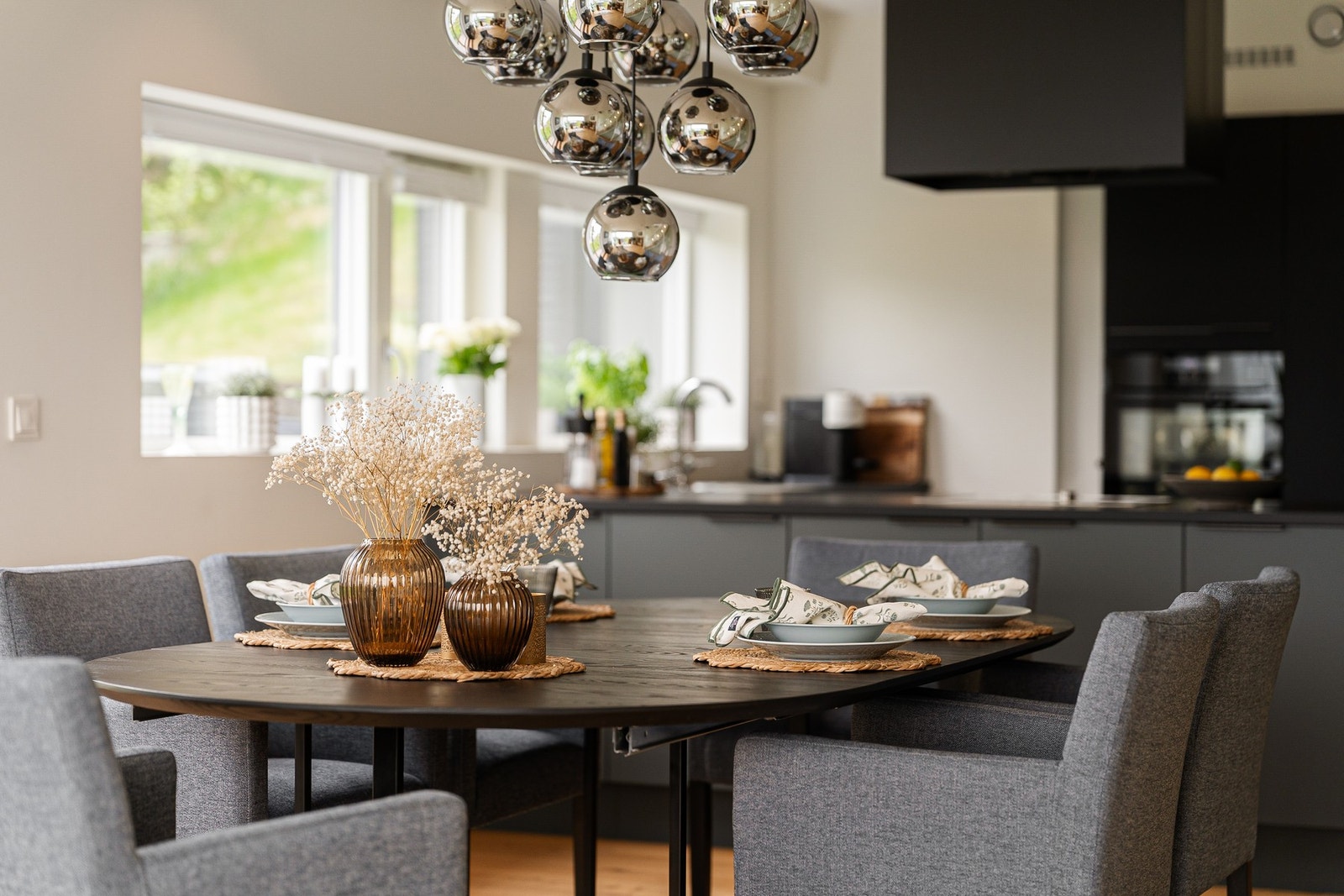 Vannbåren gulvvarme i alle etasjer styrt av avtrekksvarmepumpe. Galleribilde