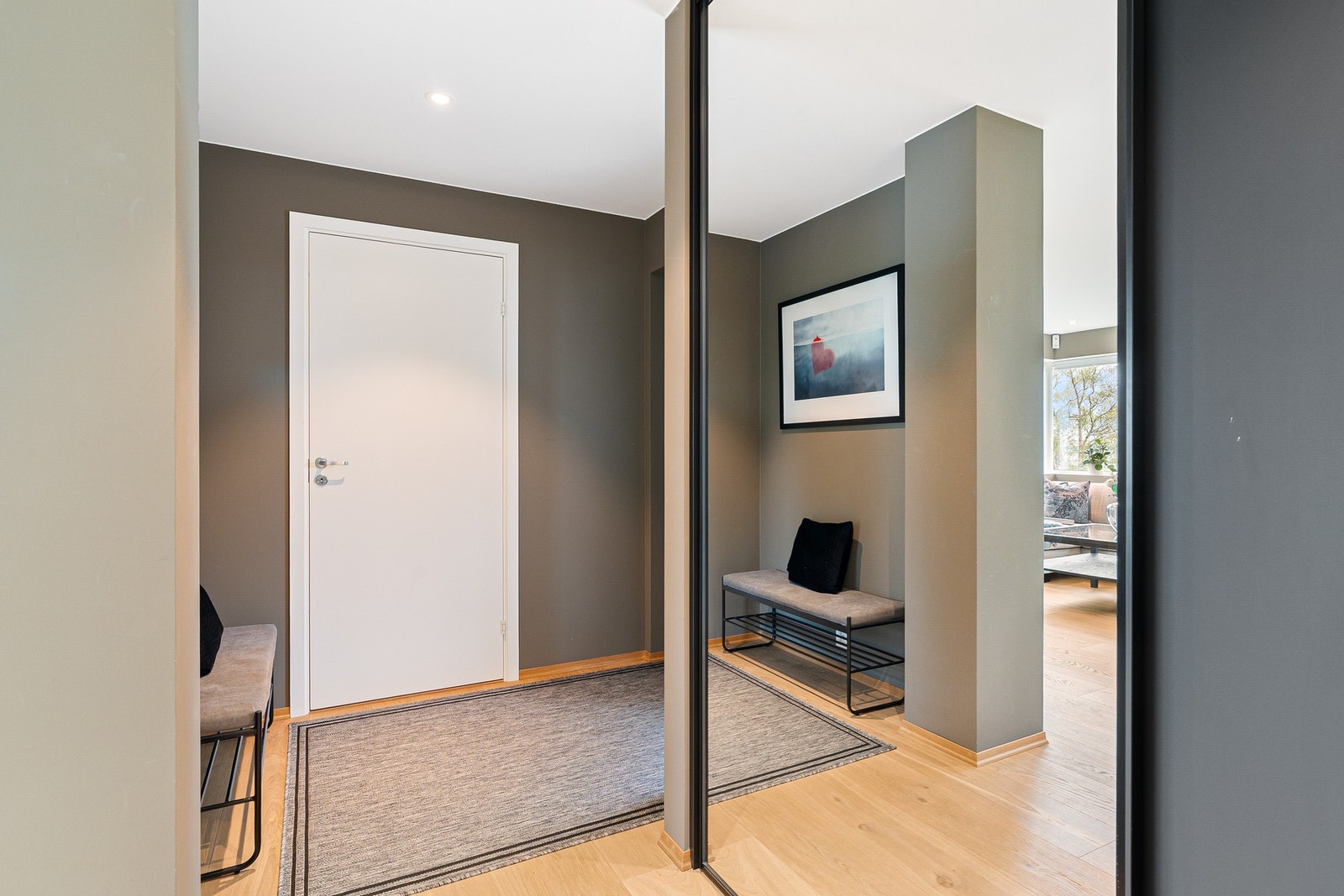 Entré med stor skyvedørsgarderobe som medfølger. Galleribilde