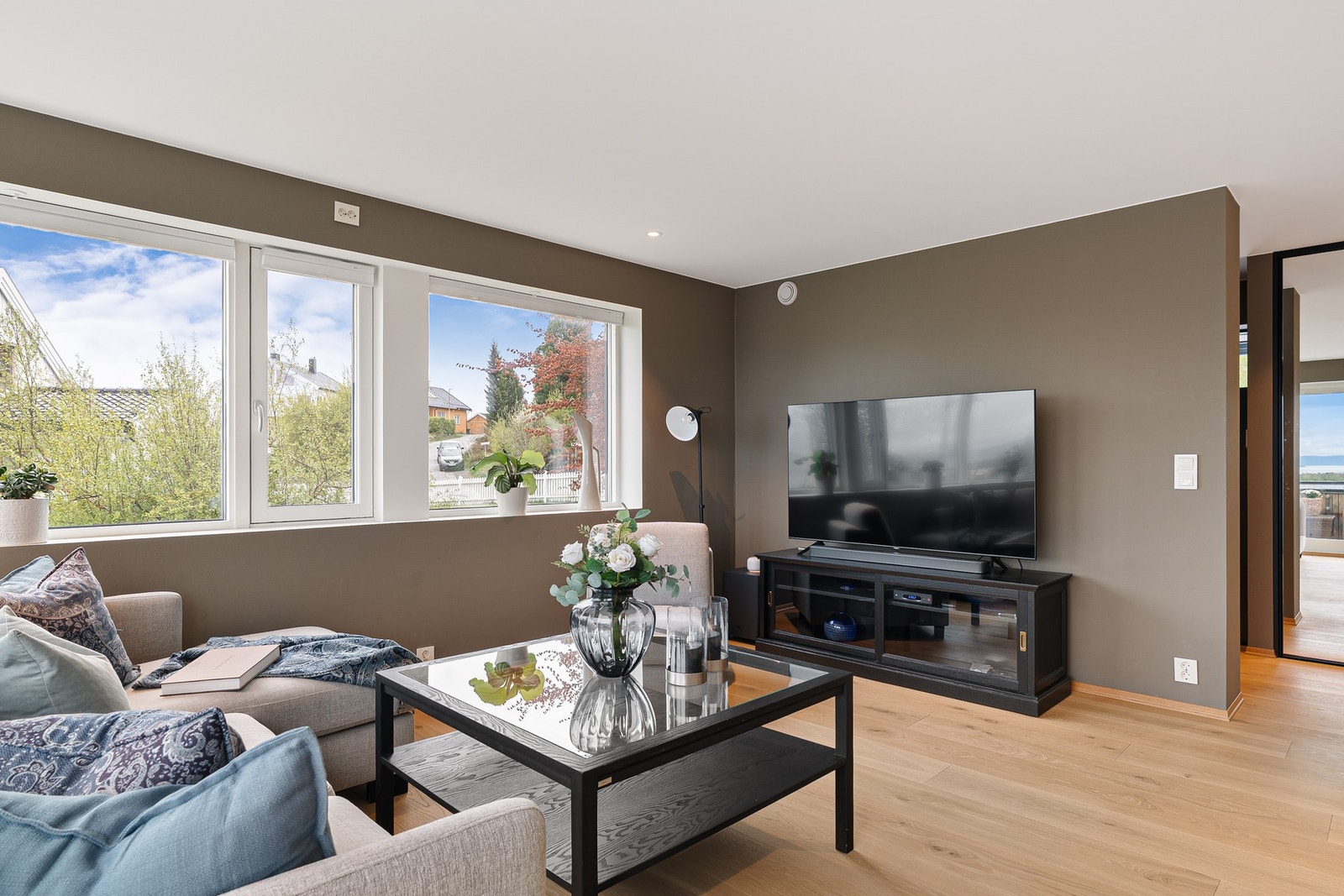 Stuen har en gunstig planløsning som gjør den enkel å innrede. Galleribilde