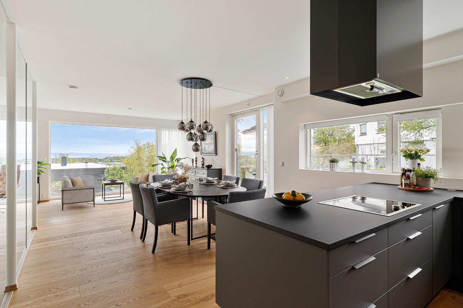 Huset har eksklusive materialvalg som gir huset en gjennomført moderne stil. Galleribilde