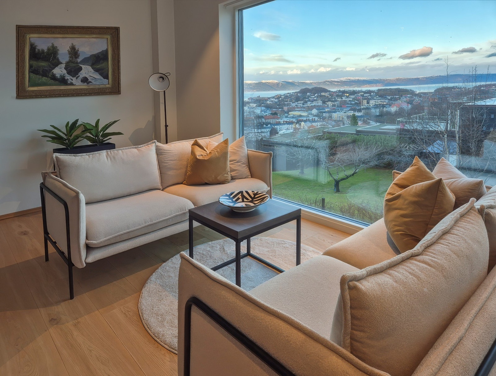 Boligen har to stuer hvor den vakre utsikten nytes fra begge sofagruppene. Galleribilde