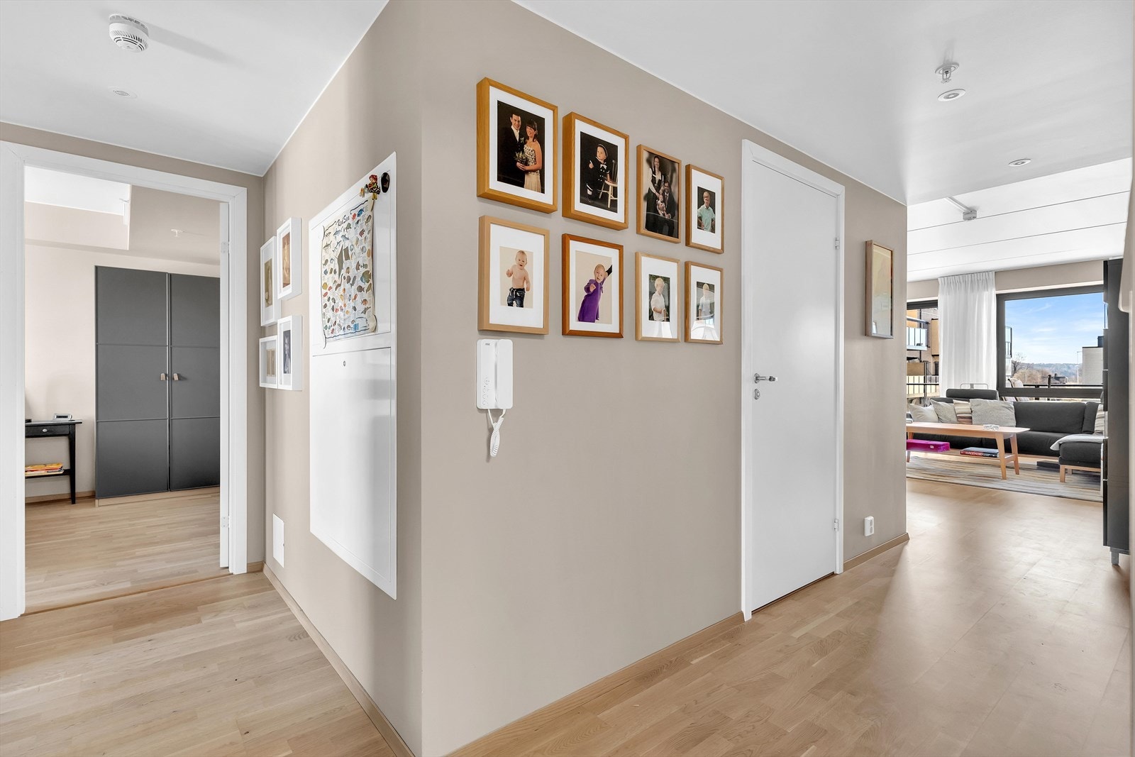 Romslig og innbydende entré med gode oppbevaringsmuligheter. Galleribilde