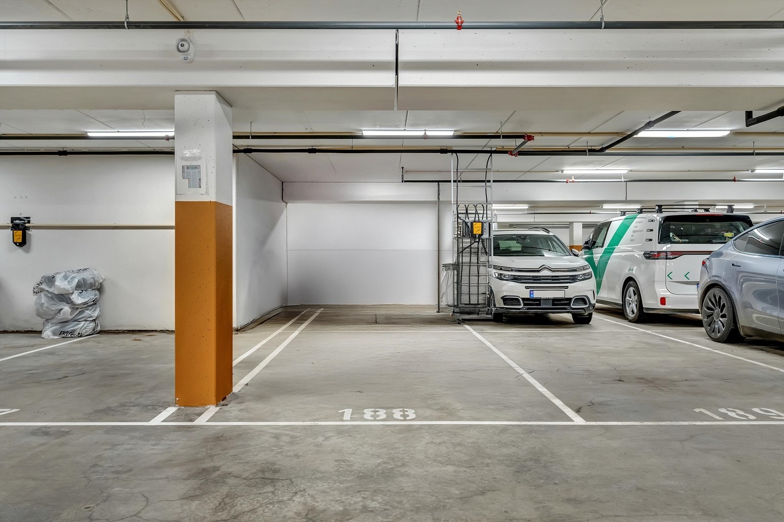 Det er mulig å kjøpe garasjeplass i kjeller. Galleribilde