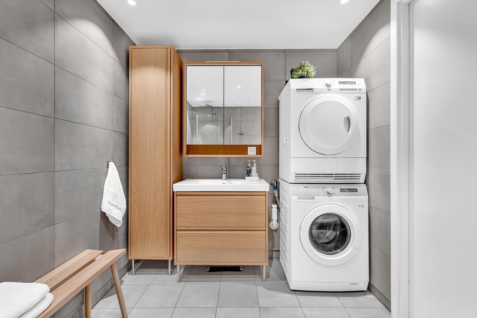 Her får du en spa-følelse i hverdagen! Det er downlights i himling og elektriske varmekabler i gulvet. Galleribilde