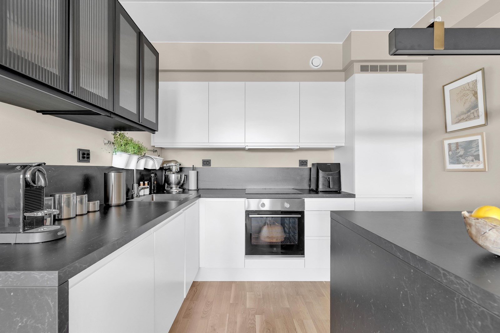 Den praktiske kjøkkenøya gir ekstra benkeplass og oppbevaringsmuligheter, samtidig som den fungerer som et naturlig samlingspunkt i rommet. Galleribilde