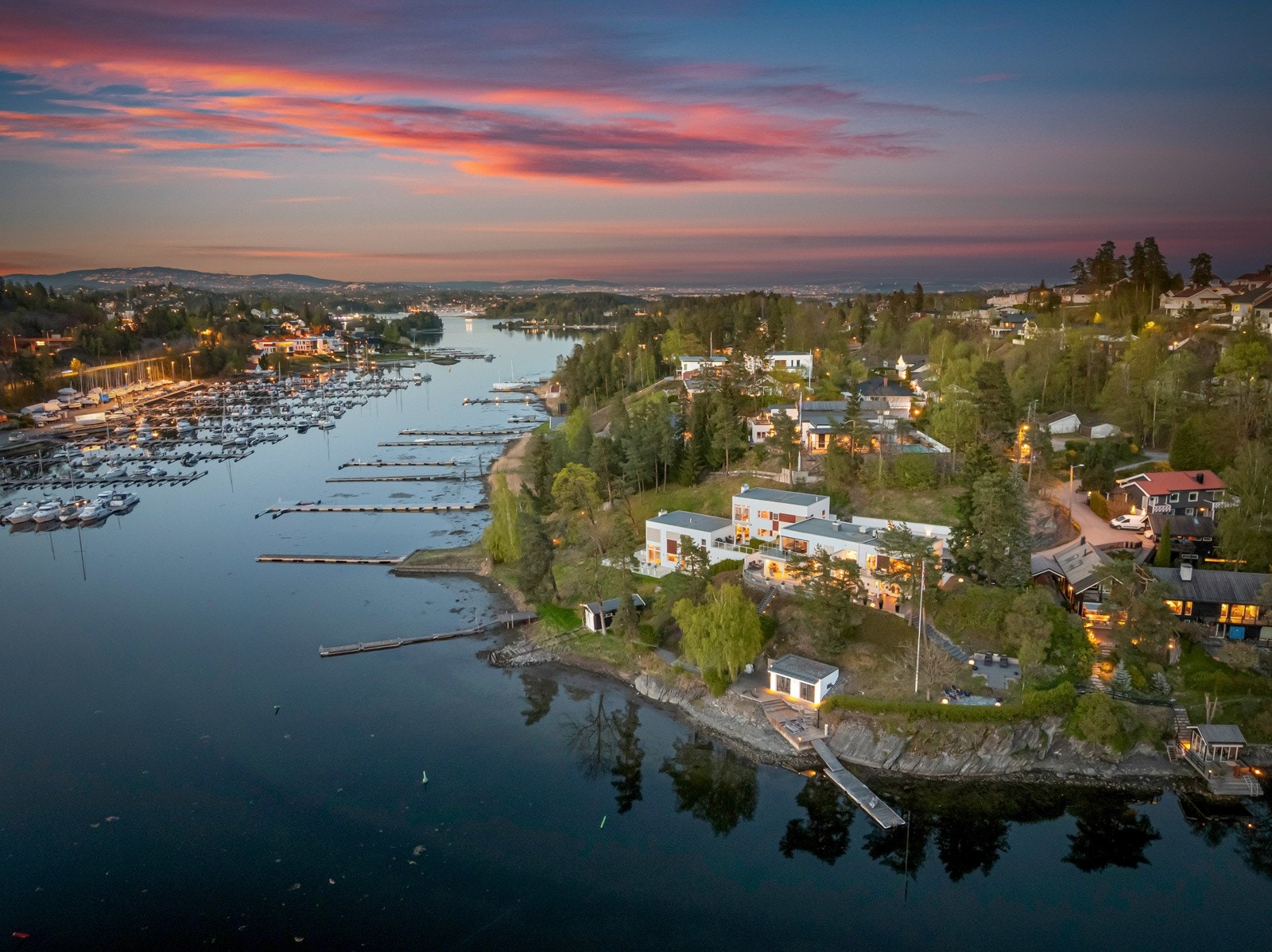 Terrassen ble flislagt i 2016 og har en skjermet og usjenert beliggenhet mot sjøen Galleribilde