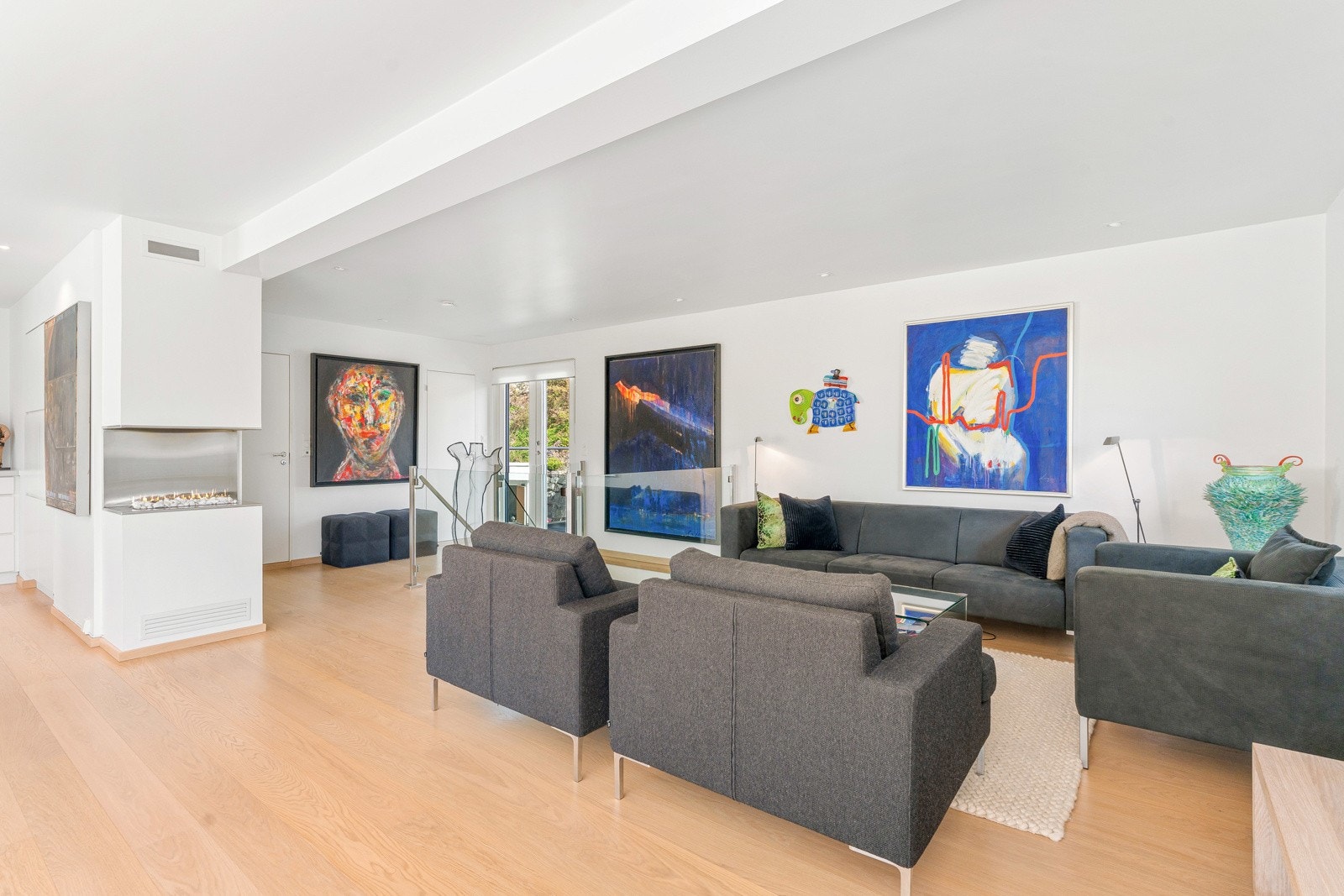 I 2024 ble det lagt nytt parkettgulv fra Element Studio i hele andre etasje, og veggene er malt i lyse fargetoner Galleribilde