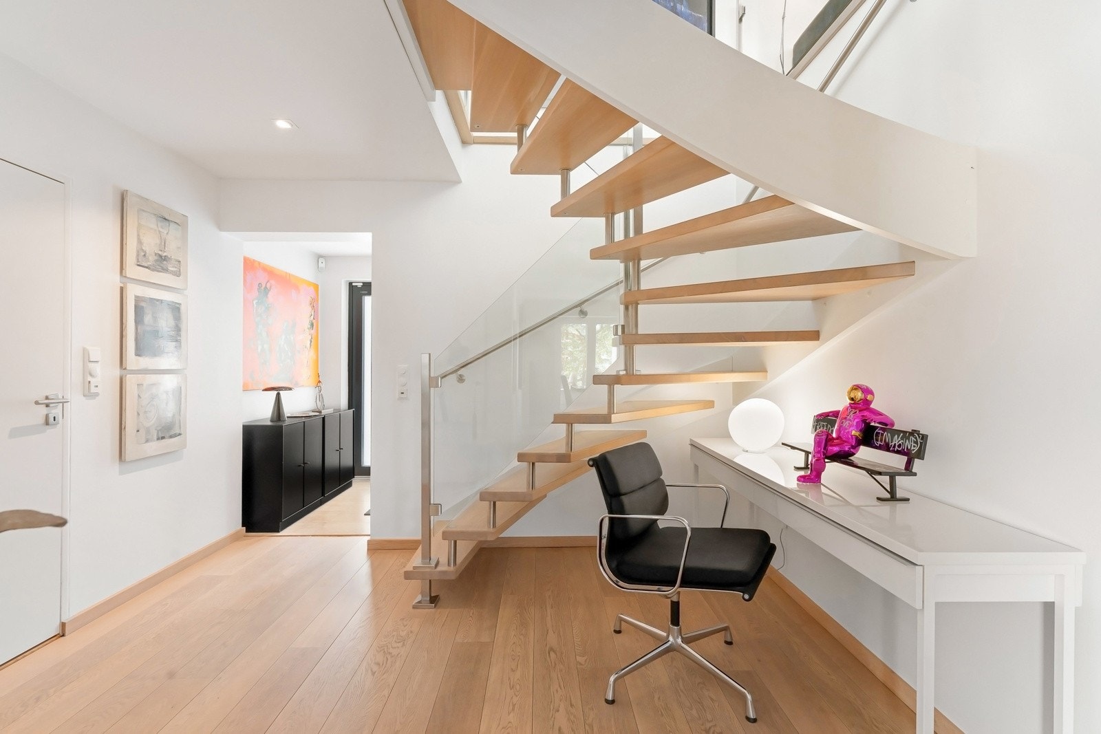 Første etajse har gjennomgående parkettgulv med elektrisk gulvvarme. I 2023 ble spotlightsene i taket skiftet ut i alle rom, med unntak av soverommene Galleribilde