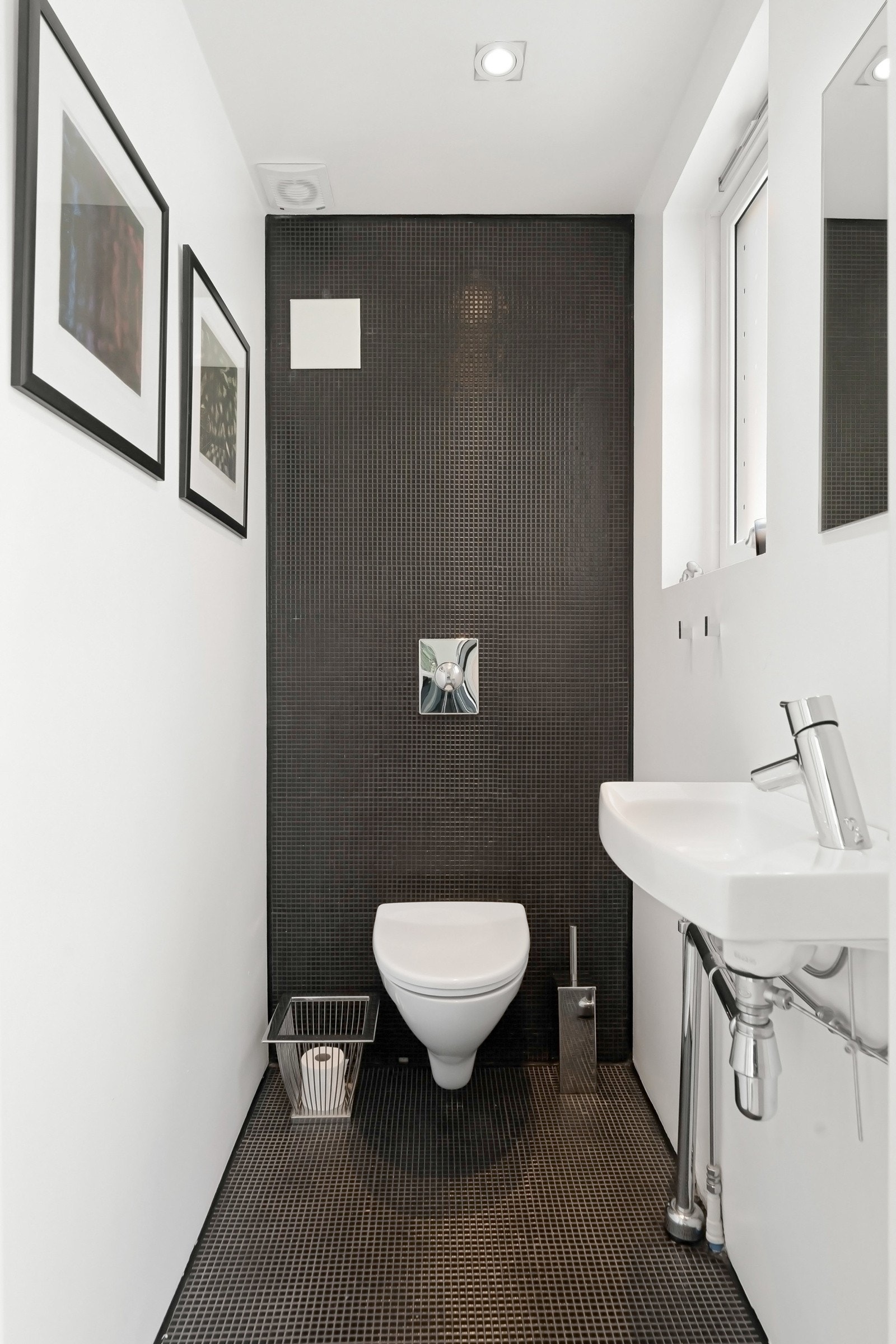 Boligen har et praktisk toalettrom, innredet med vegghengt toalett og servant Galleribilde