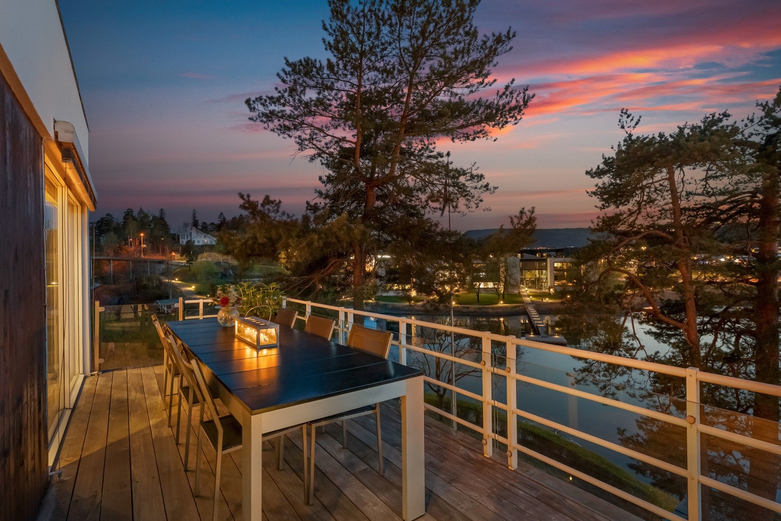 Her kan utsikten over vannet virkelig nytes. I 2017 ble det lagt IP-gulv på terrassen Galleribilde
