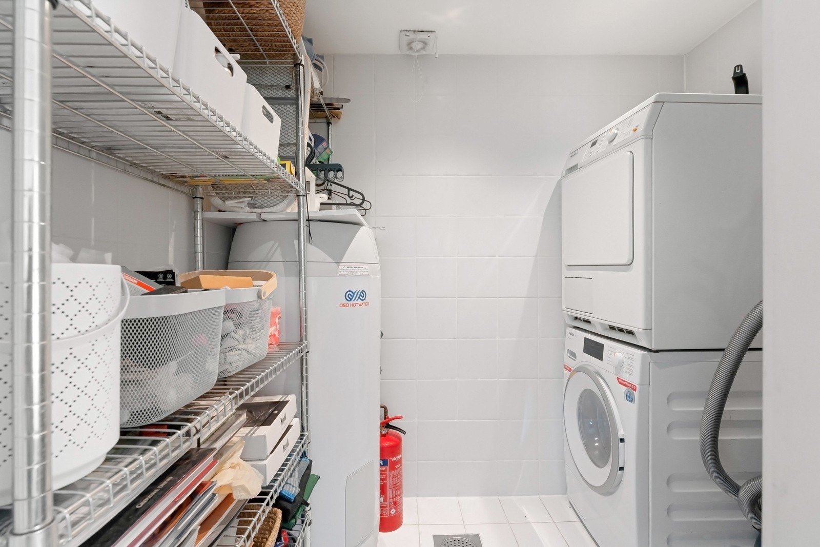 I tillegg har boligen et praktisk vaskerom i andre etasje, med opplegg for både vaskemaskin og tørketrommel. Det er montert ny varmtvannsbereder i 2024 Galleribilde