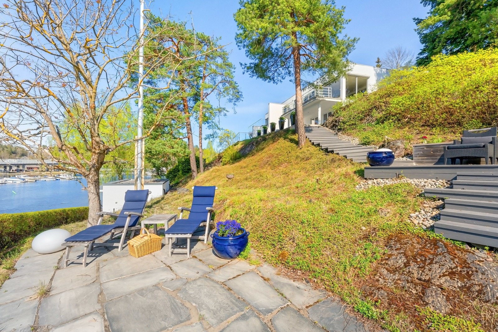 På veien ned er det etablert en liten terrasse med plass til solsenger - perfekt for avslappende dager med sol fra morgen til kveld Galleribilde