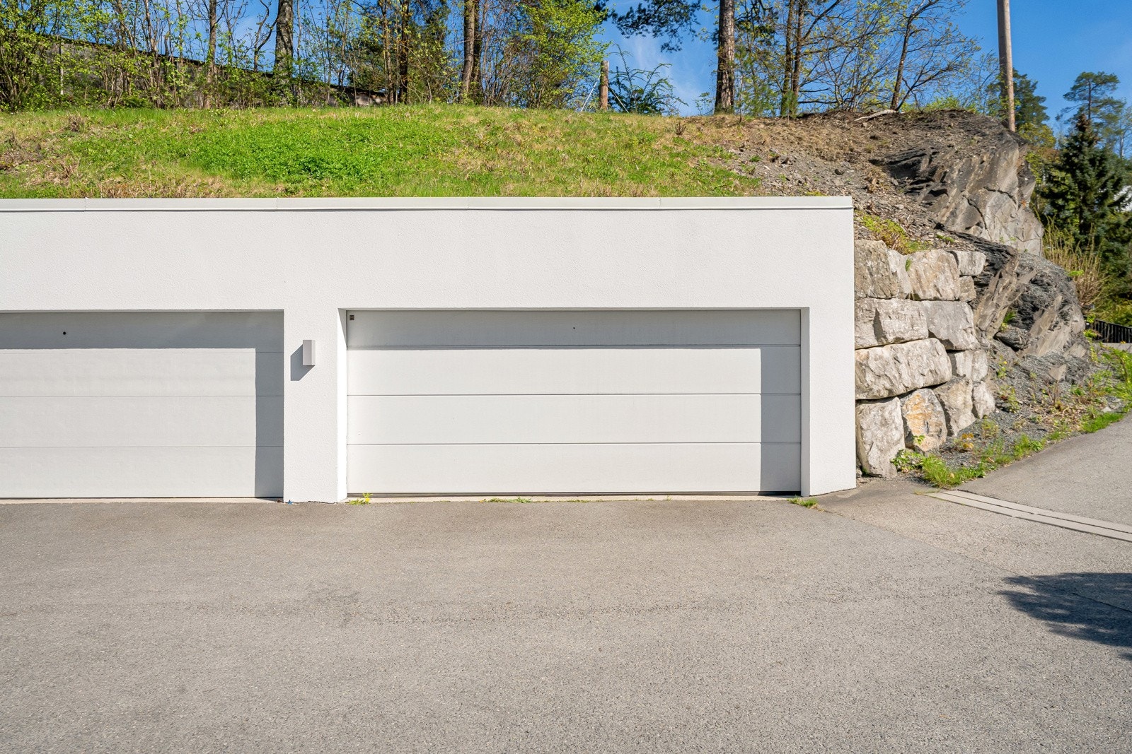 Boligen har tilhørende dobbelgarasje med god plass til to biler. Garasjen fikk ny port i 2017 Galleribilde