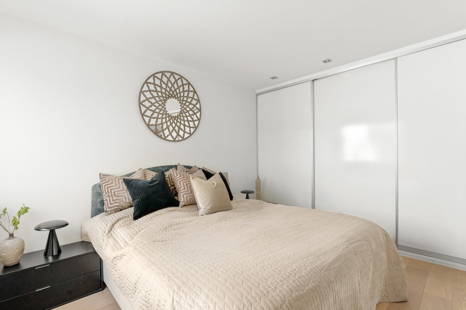 Det er montert garderobeskap som gir god oppbevaringsplass Galleribilde