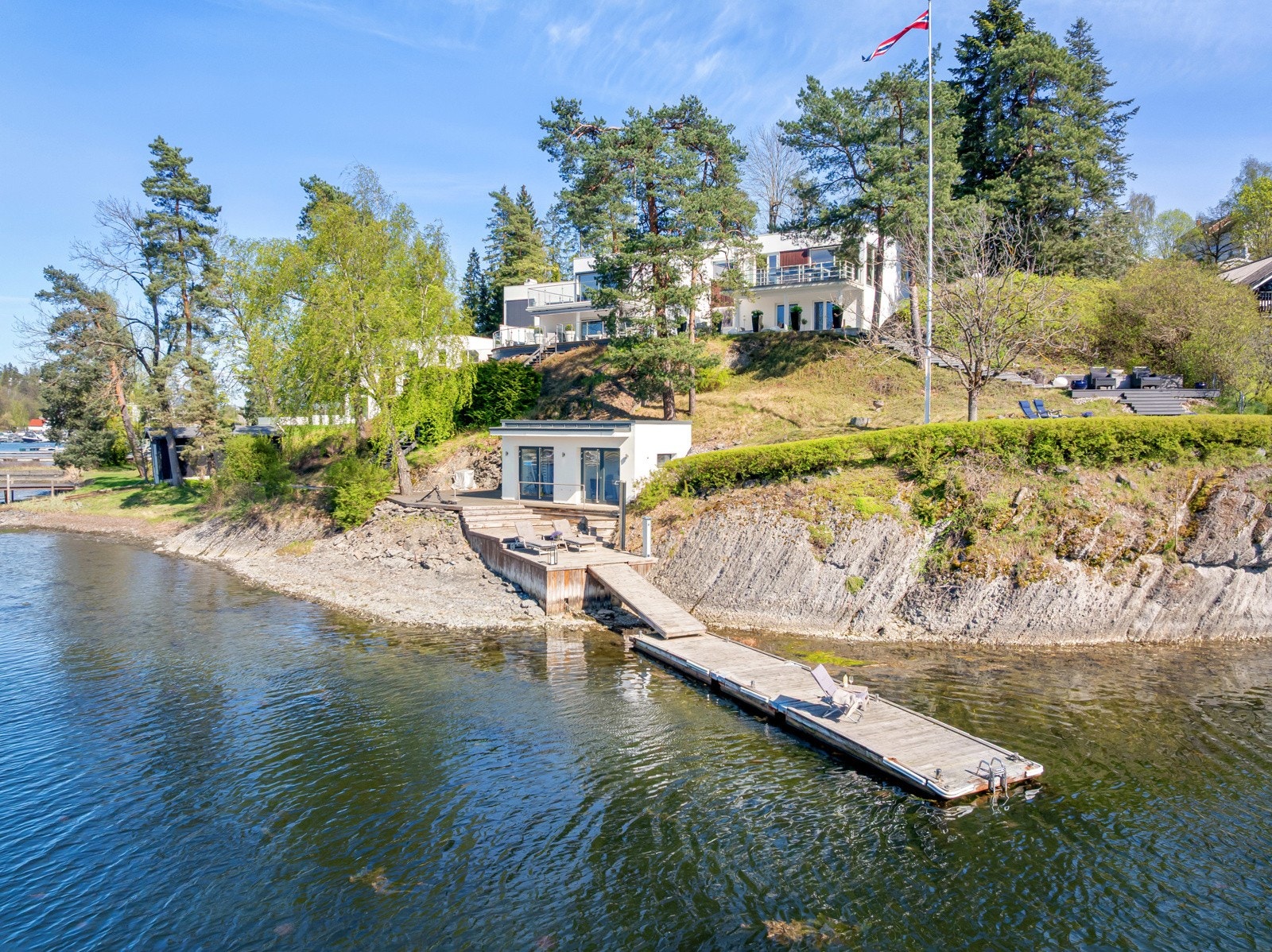 Eiendommen har et flott opparbeidet uteområde med flere soner som gir gode solforhold hele dagen og vakker sjøutsikt Galleribilde