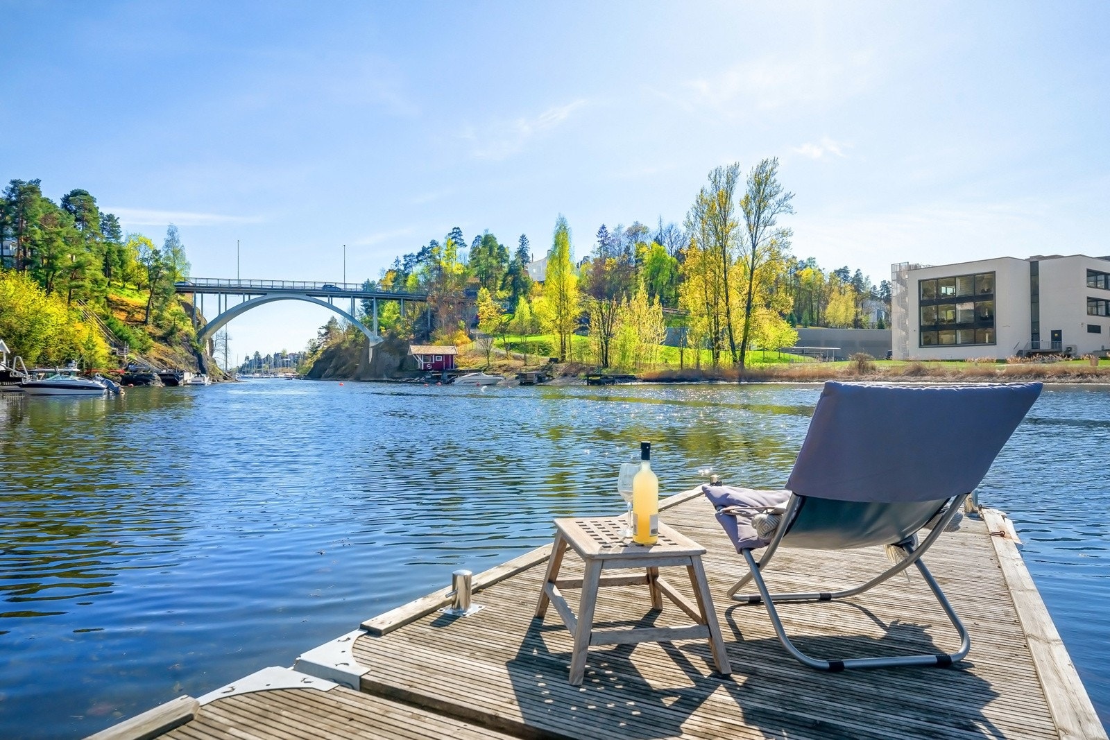 Bryggen deles med naboen, hvor hver har sin egen båtplass Galleribilde