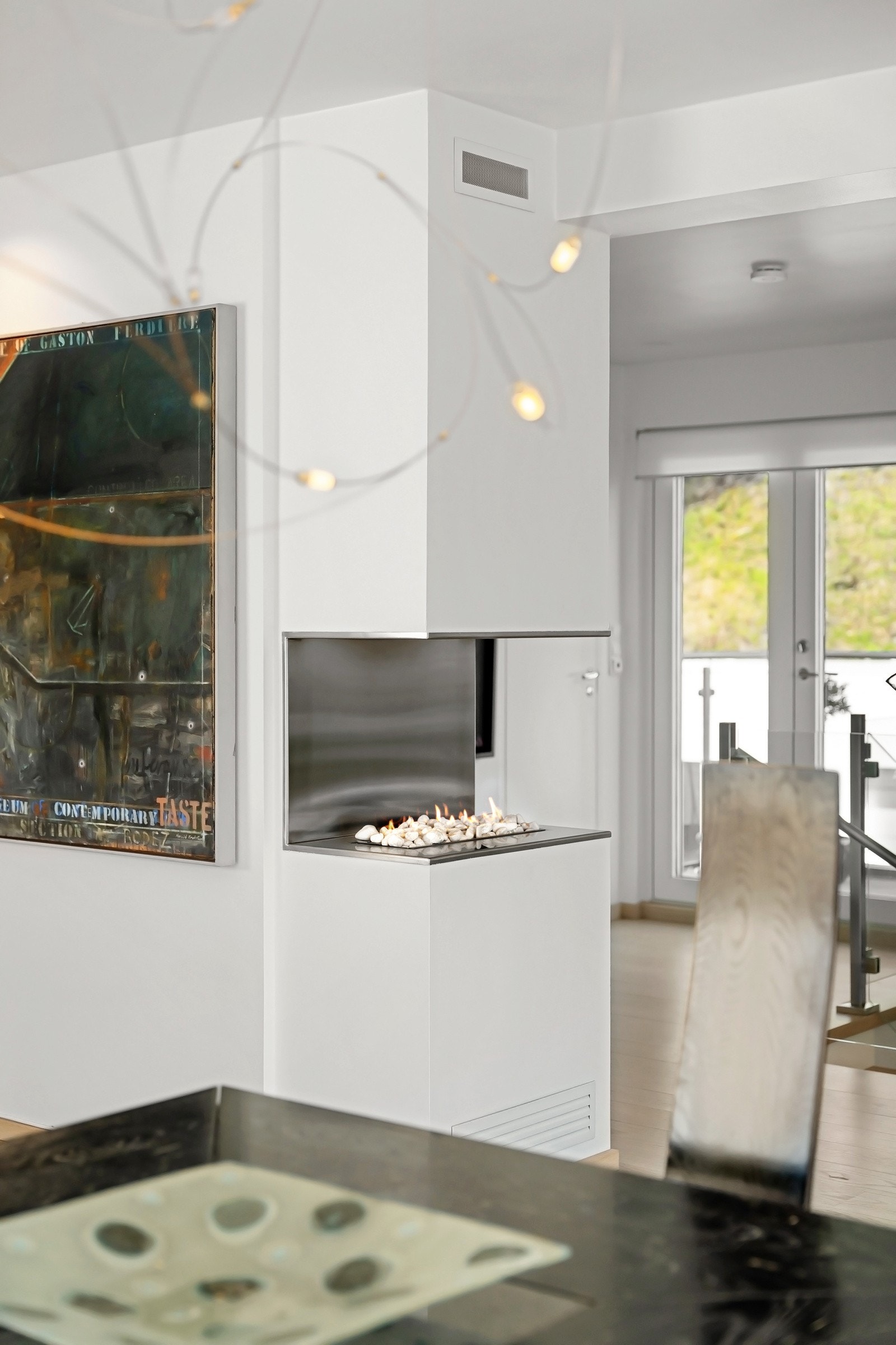 En moderne gasspeis fra 2011 tilfører rommet en lun stemning Galleribilde