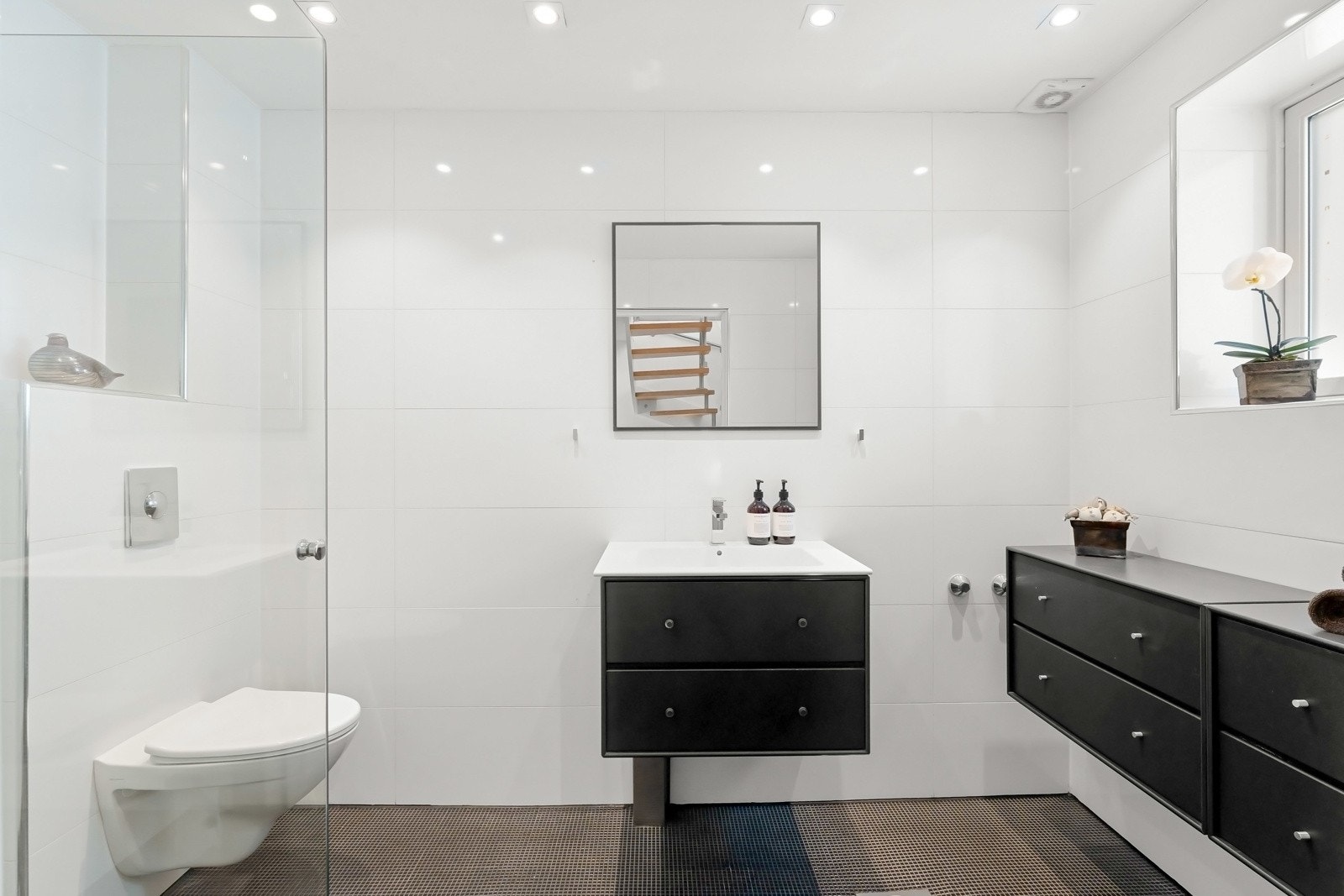 Lekkert bad opprinnelig fra 2008, med senere oppgraderinger som hever helhetsinntrykket. I 2018 ble det montert ny servantinnredning fra Montana, og dusjsonen ble oppgradert med elegante glassdører fra Augustson Galleribilde