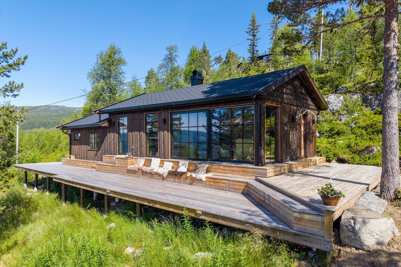 Selger opplyser at man har solen omtrent fra morgen til kveld året rundt. Det er noe av det unike med hytta. "Solrik" ble hytta kalt før selger tok over. Galleribilde