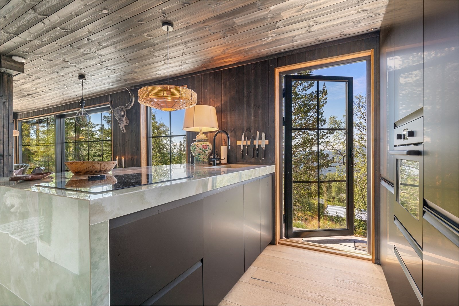 Nytt (2023) IKEA kjøkken med sorte glatte fronter på skuffer og skap. Galleribilde