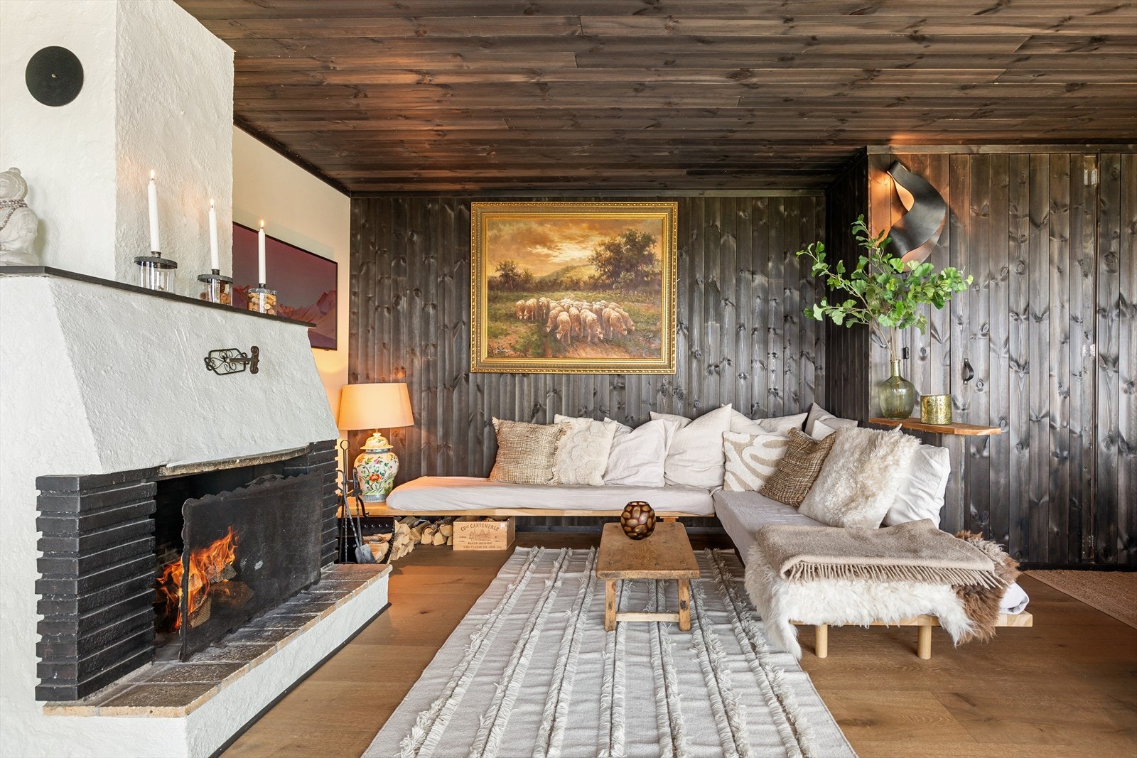 1985 Tilbygg - Hytta fikk et tilbygg bestående av soverom. Det fremgår av tegninger fra kommunen at dette er godkjent. Galleribilde