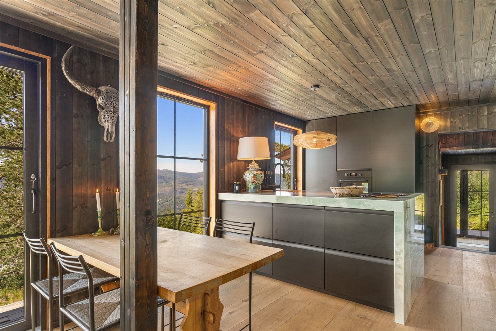 Enstavs laminat i oppholdsrom. Lakkerte furugulv på to soverom. Galleribilde