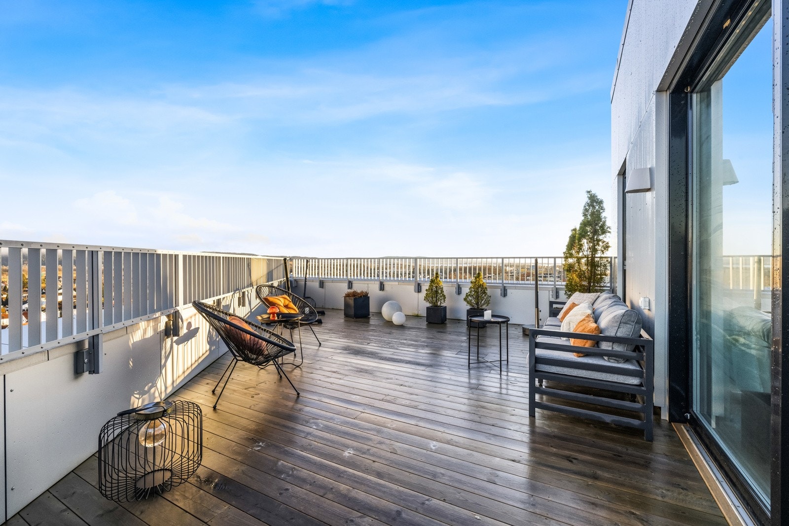 Denne takterrassen er på ca.32 kvm, med god plass til alt du måtte trenge for den perfekte sommeren. Galleribilde